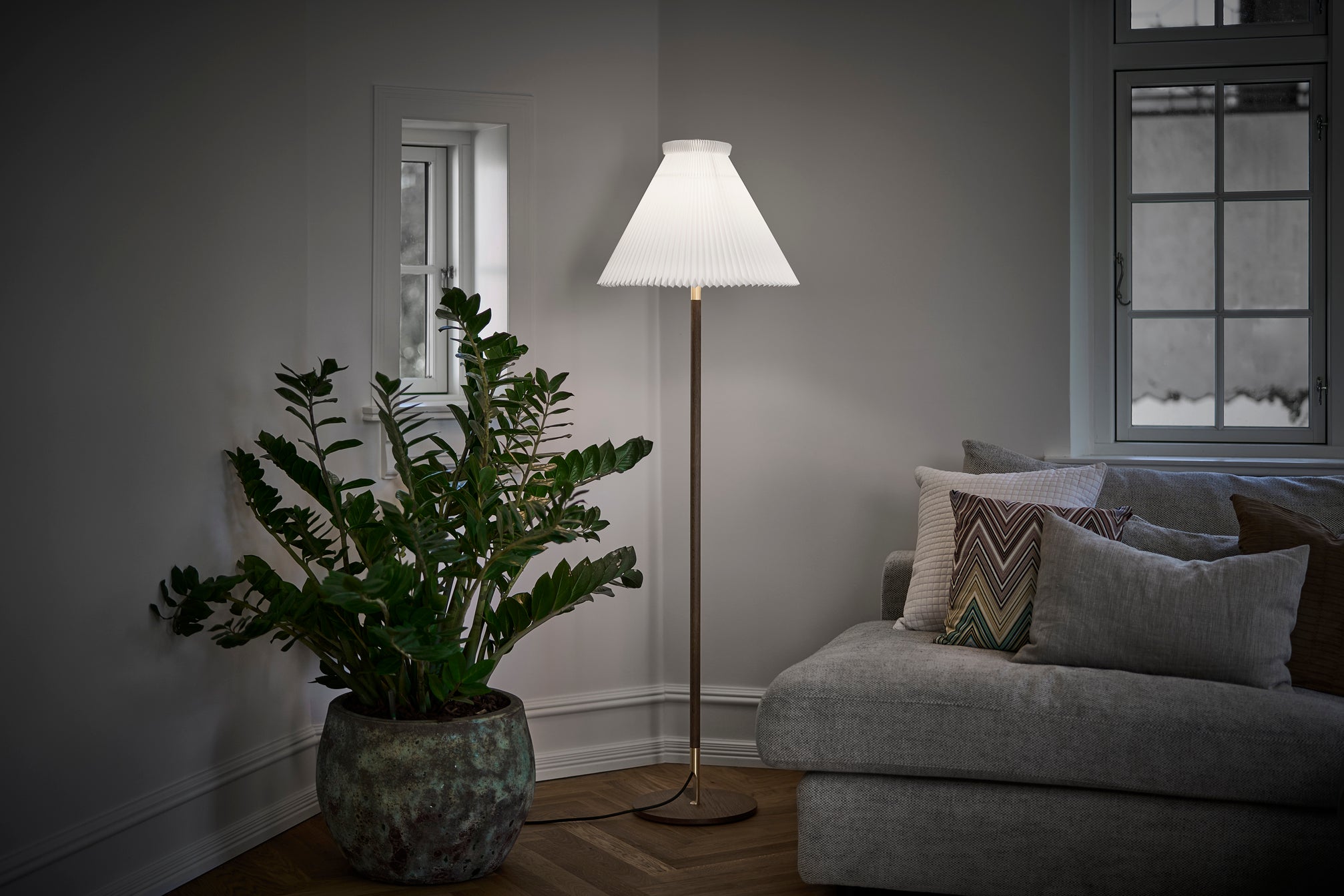 Floor lamp MODEL 328 LK 80 white with dark oak base