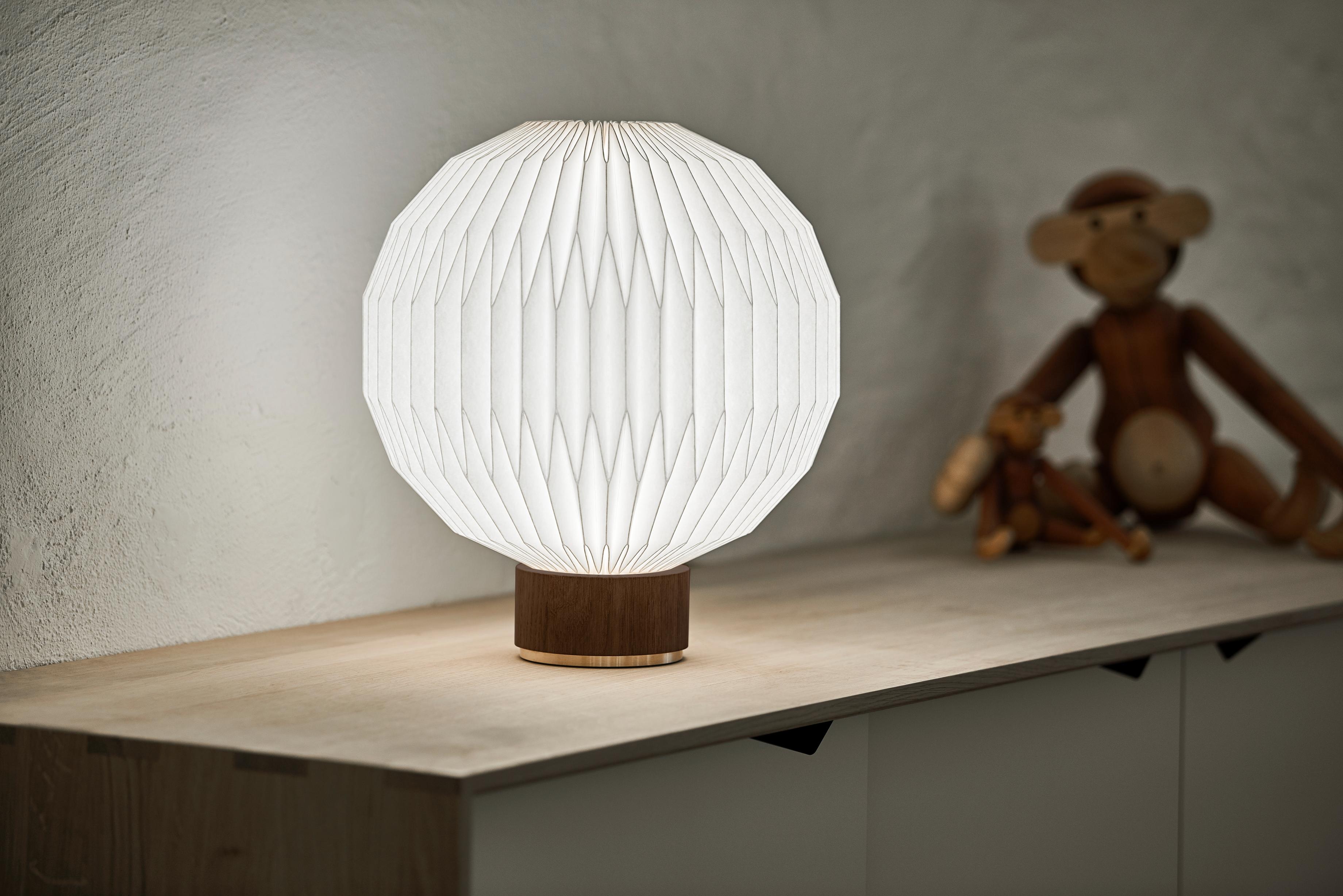 Tischlampe MODEL 375 weiß mit rauchigem Eichenfuß