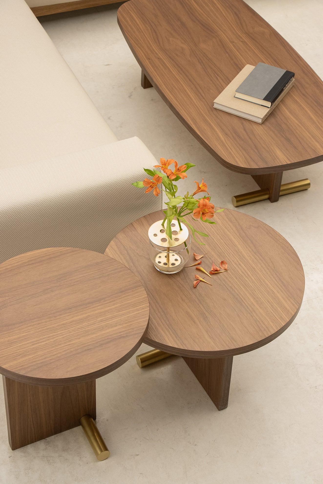 Beistelltisch NOVA Nussbaumfurnier mit messingfarbener Oberfläche