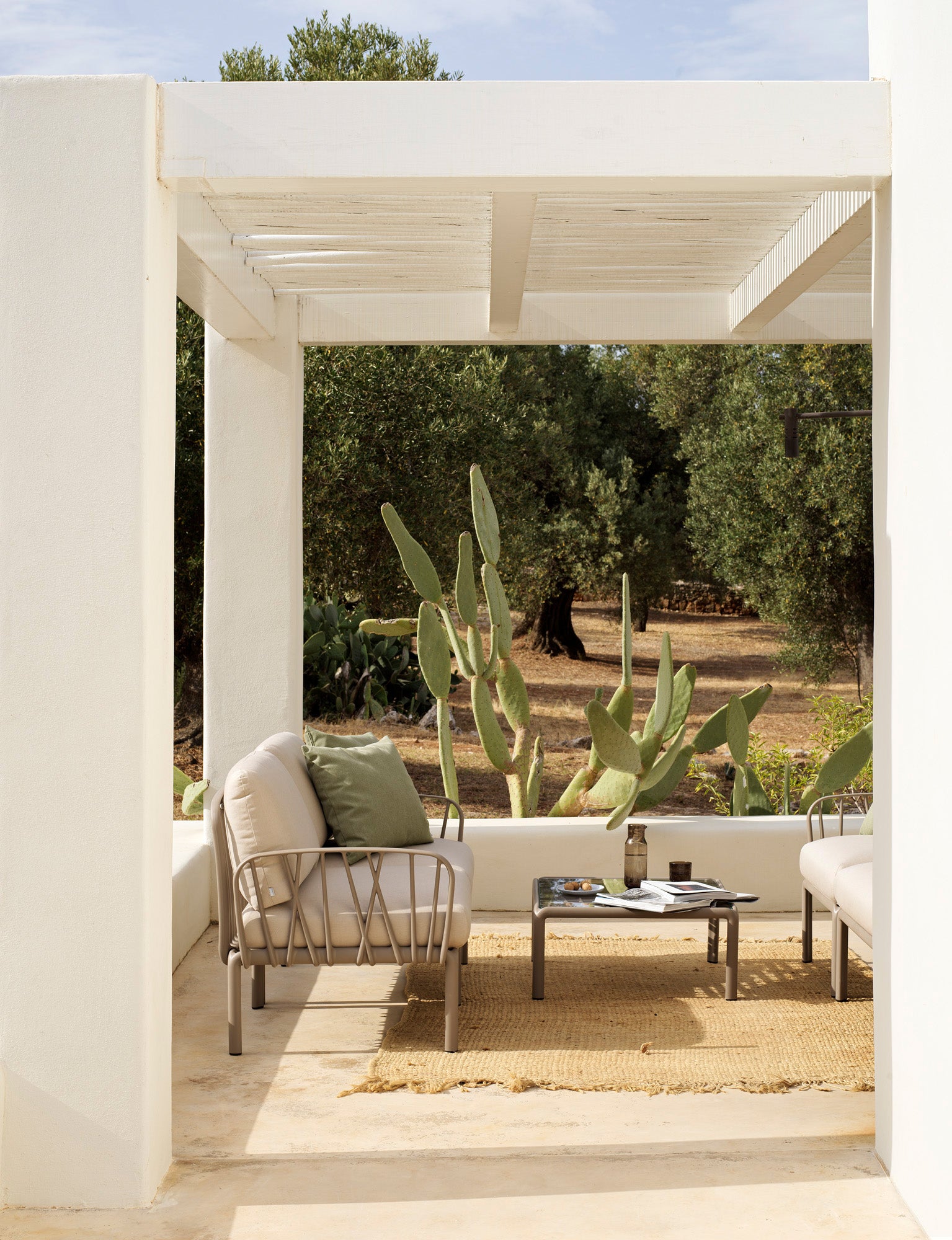 Außenstuhl KOMODO beige Sunbrella® mit grüner Agave-Basis