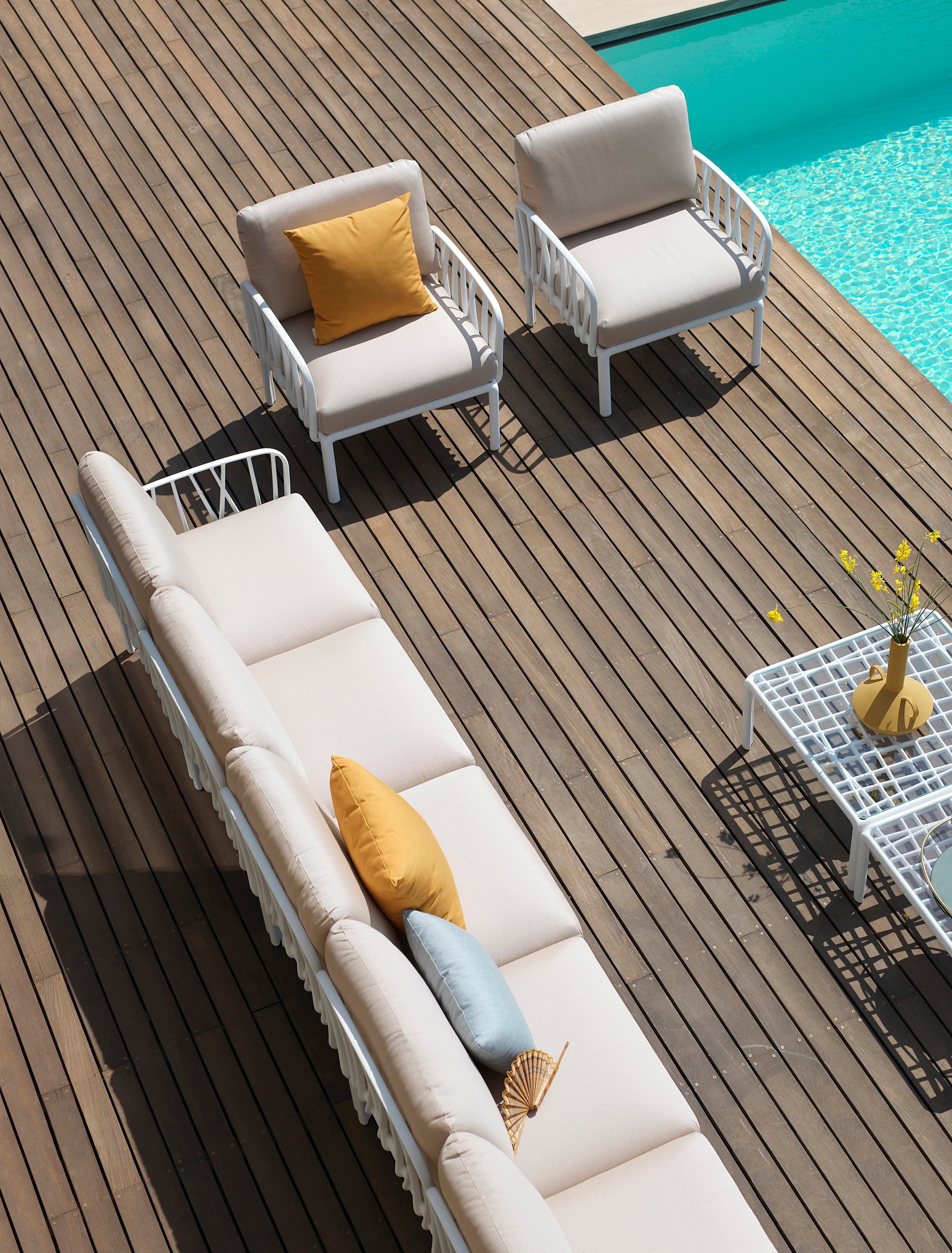 Außenstuhl KOMODO beige Sunbrella® mit grüner Agave-Basis