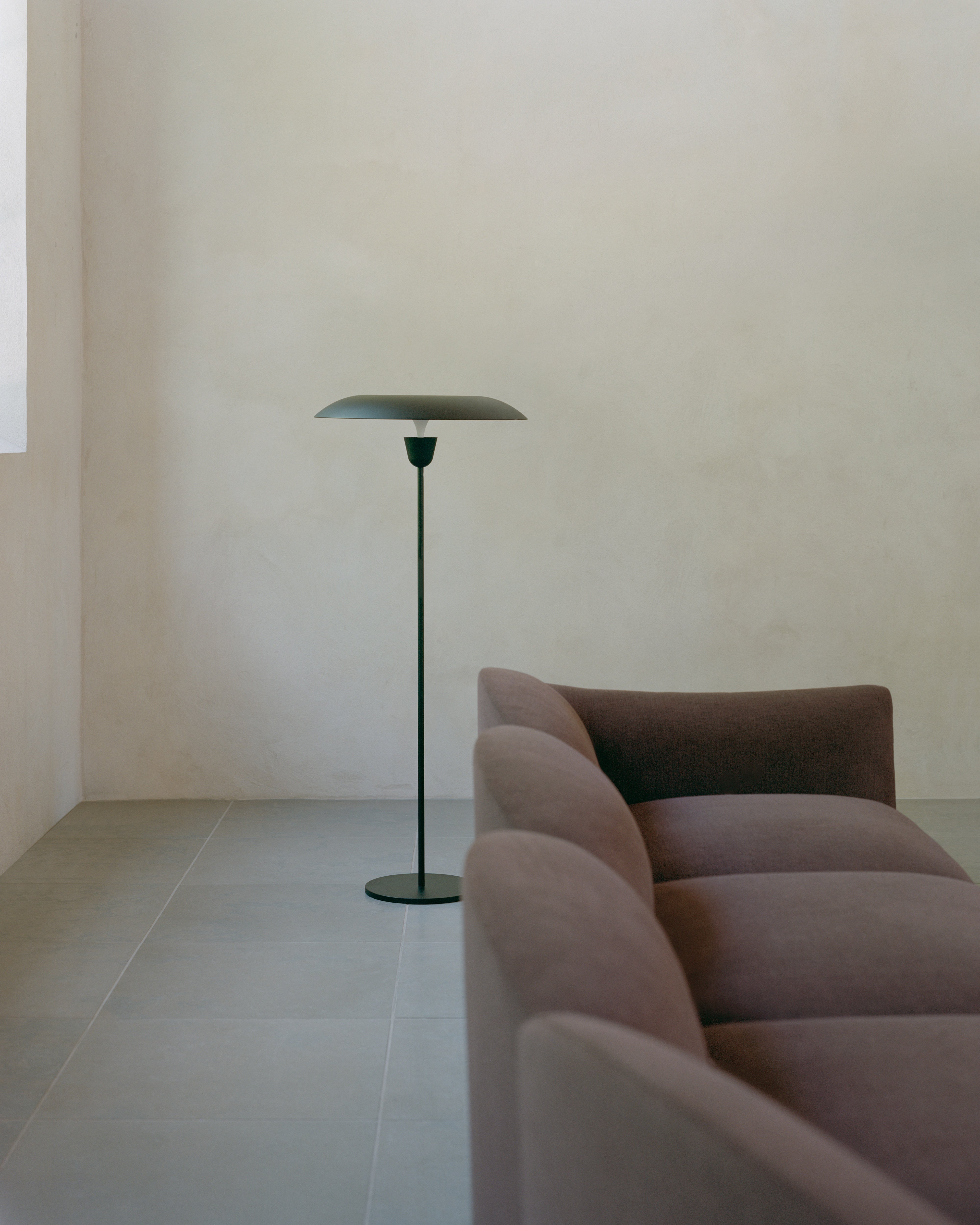 Stehlampe KANTARELL schwarz mit weißem Finish