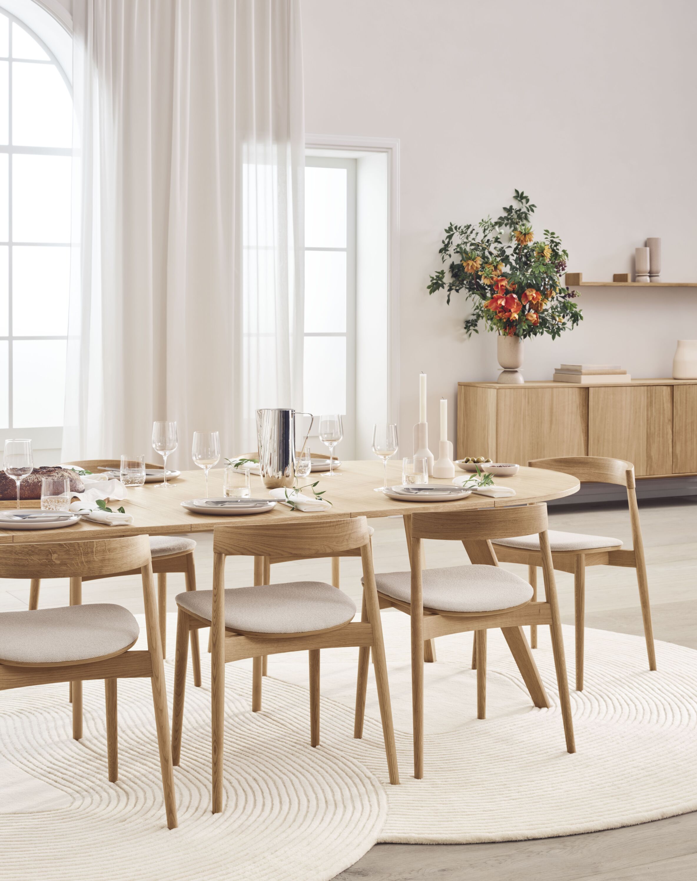 Stille Sideboard -Eichenholz mit einer hölzernen Basis