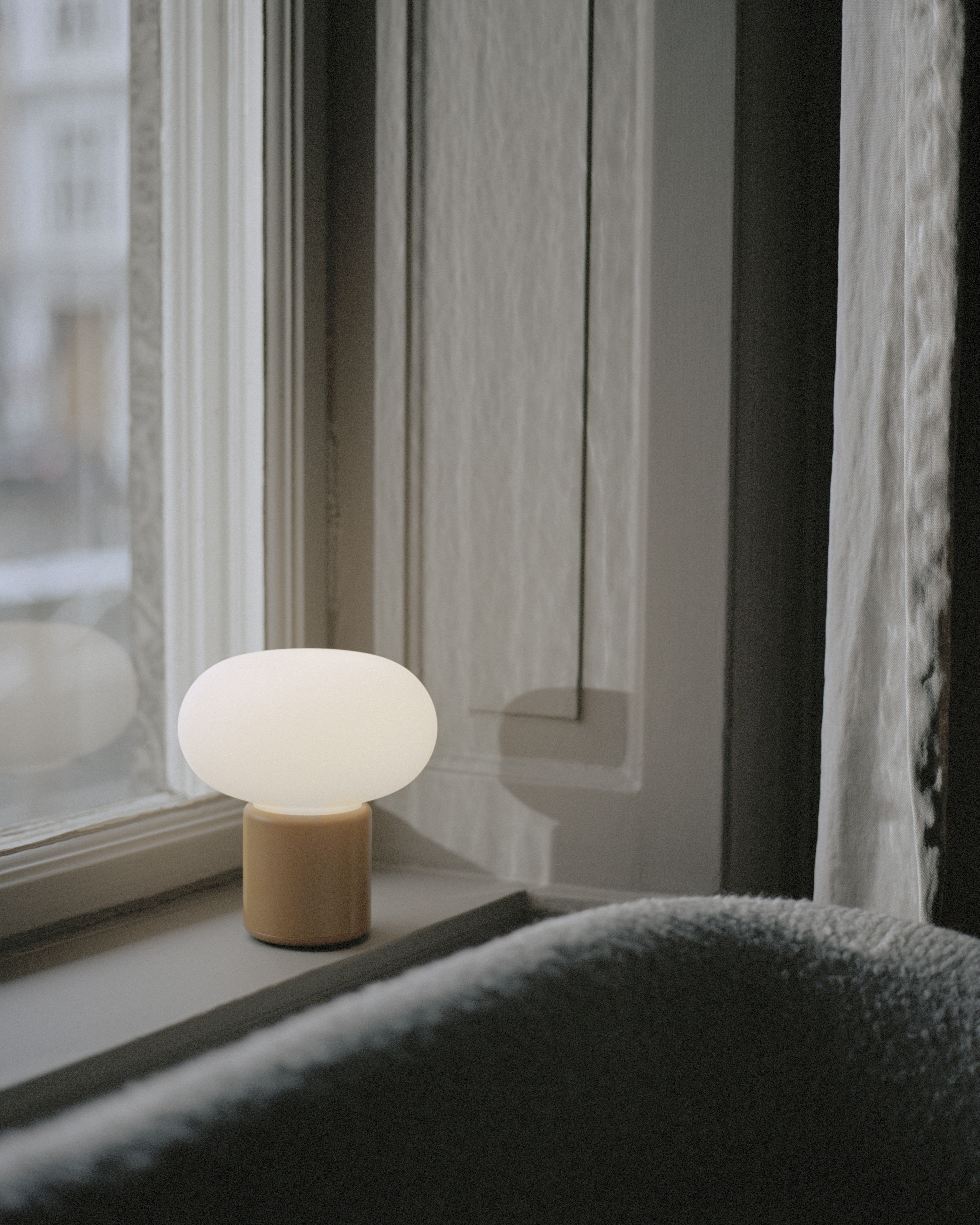Lampa przenośna KARL-JOHAN ochre – New Works