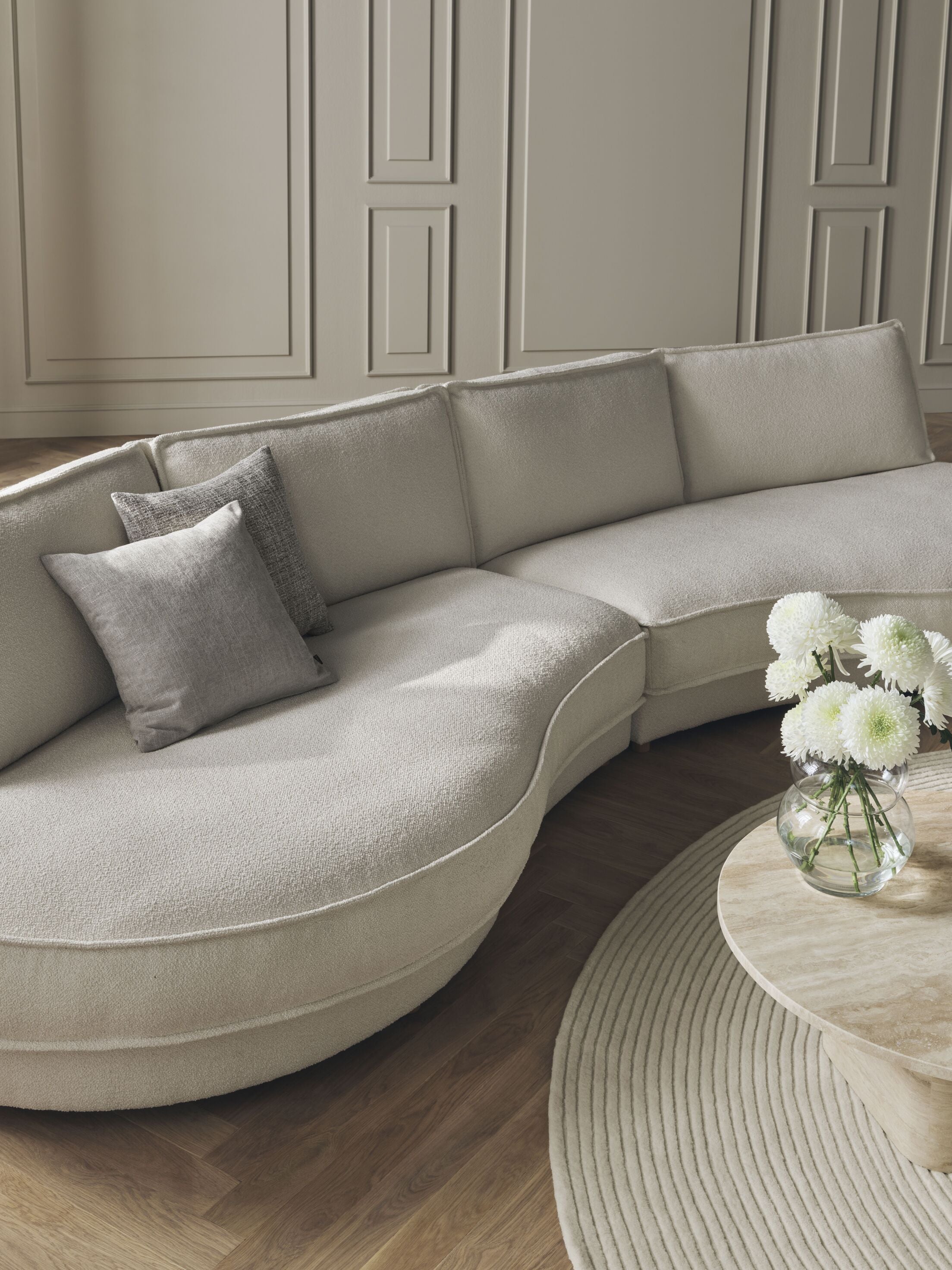 NOORA 3-module sofa with a rounded right side and a dark base