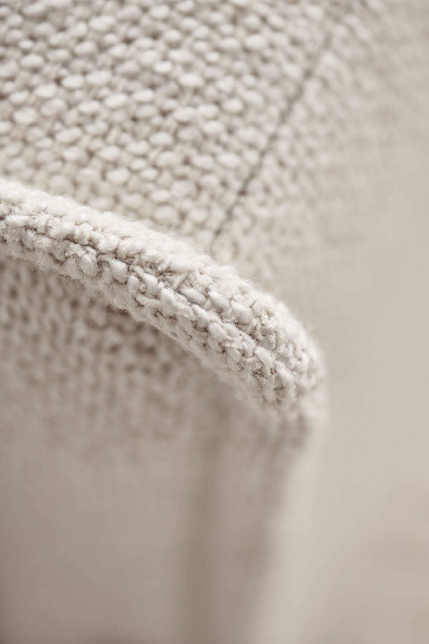 Noora Modulare Sofa - Zentrales Modul mit einer dunklen Basis