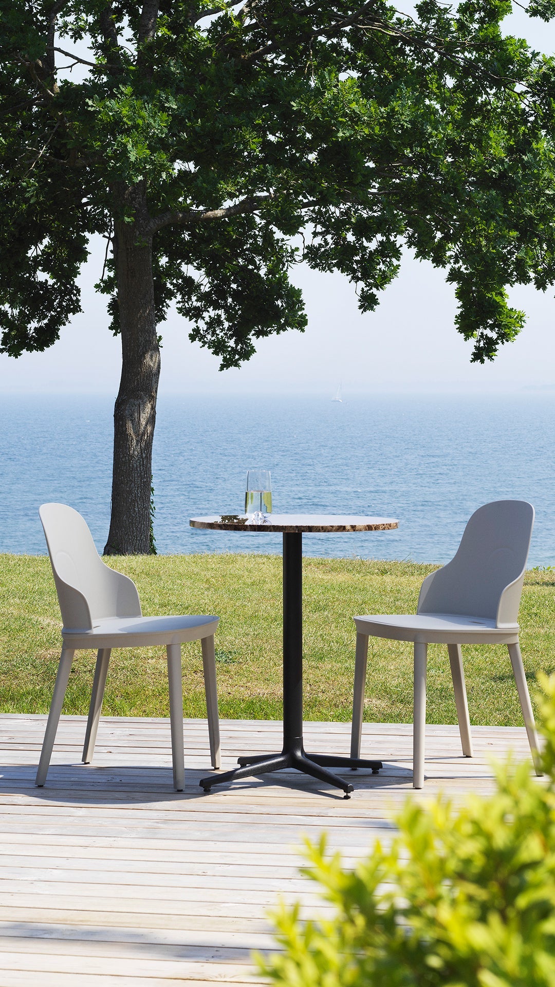 Cafe table Robbły allez wooden top with a black base