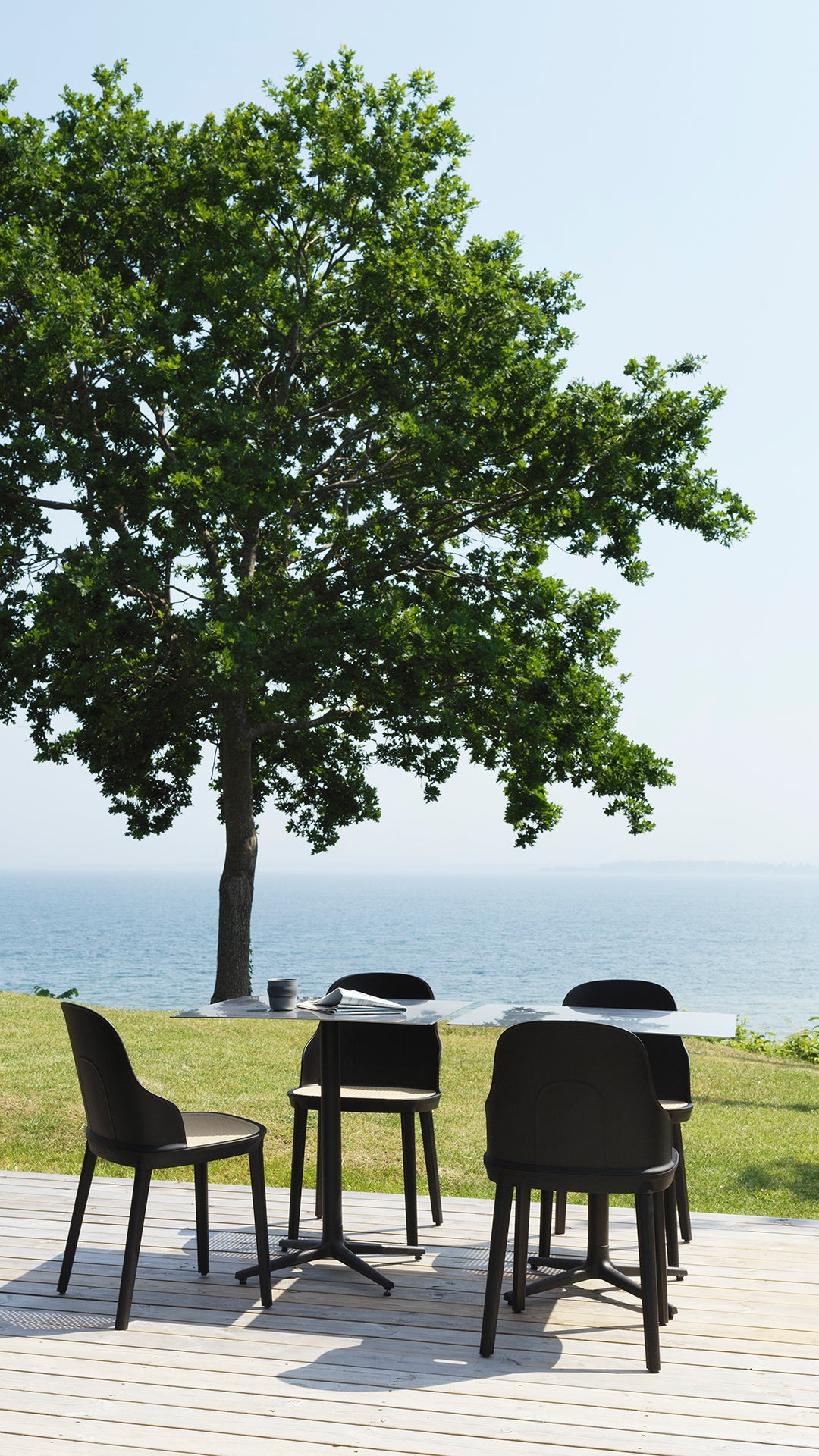 Cafe table Robbły allez wooden top with a black base