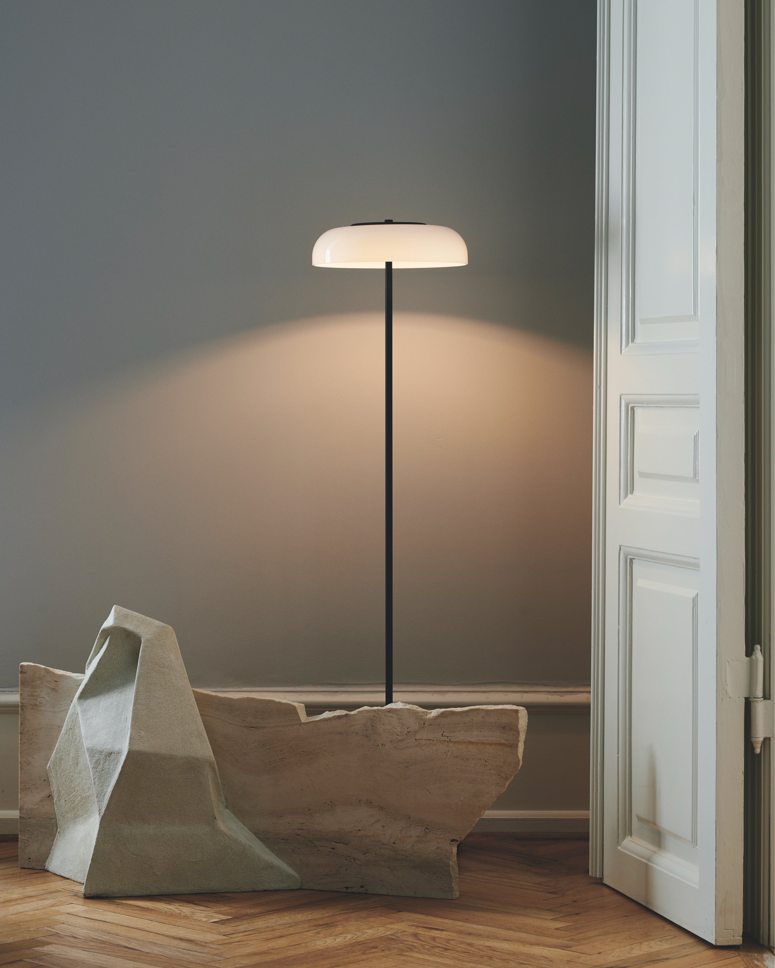 Stehlampe BLOSSI schwarz mit opalem Glas