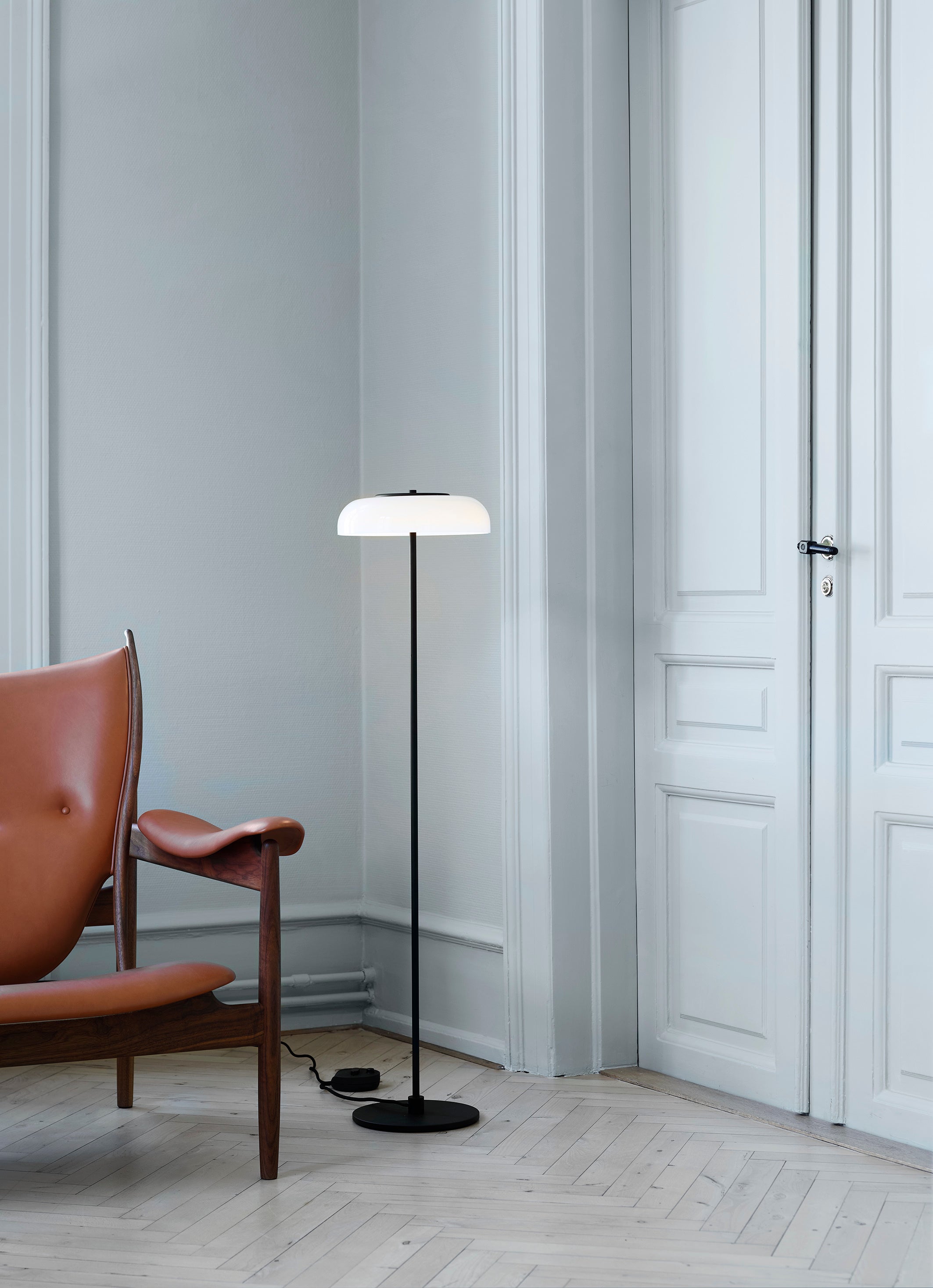 Stehlampe BLOSSI schwarz mit opalem Glas