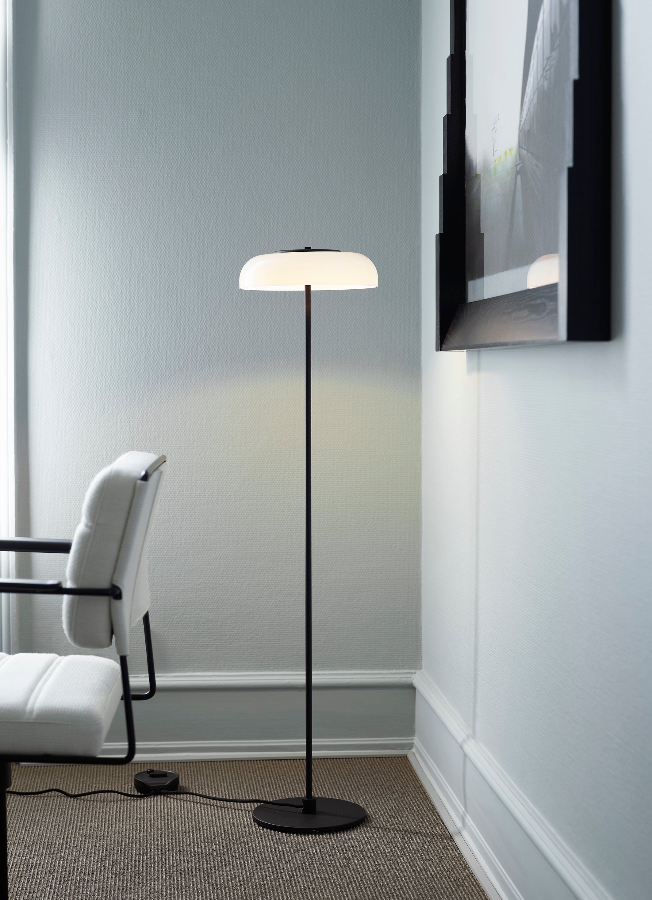 Stehlampe BLOSSI schwarz mit opalem Glas
