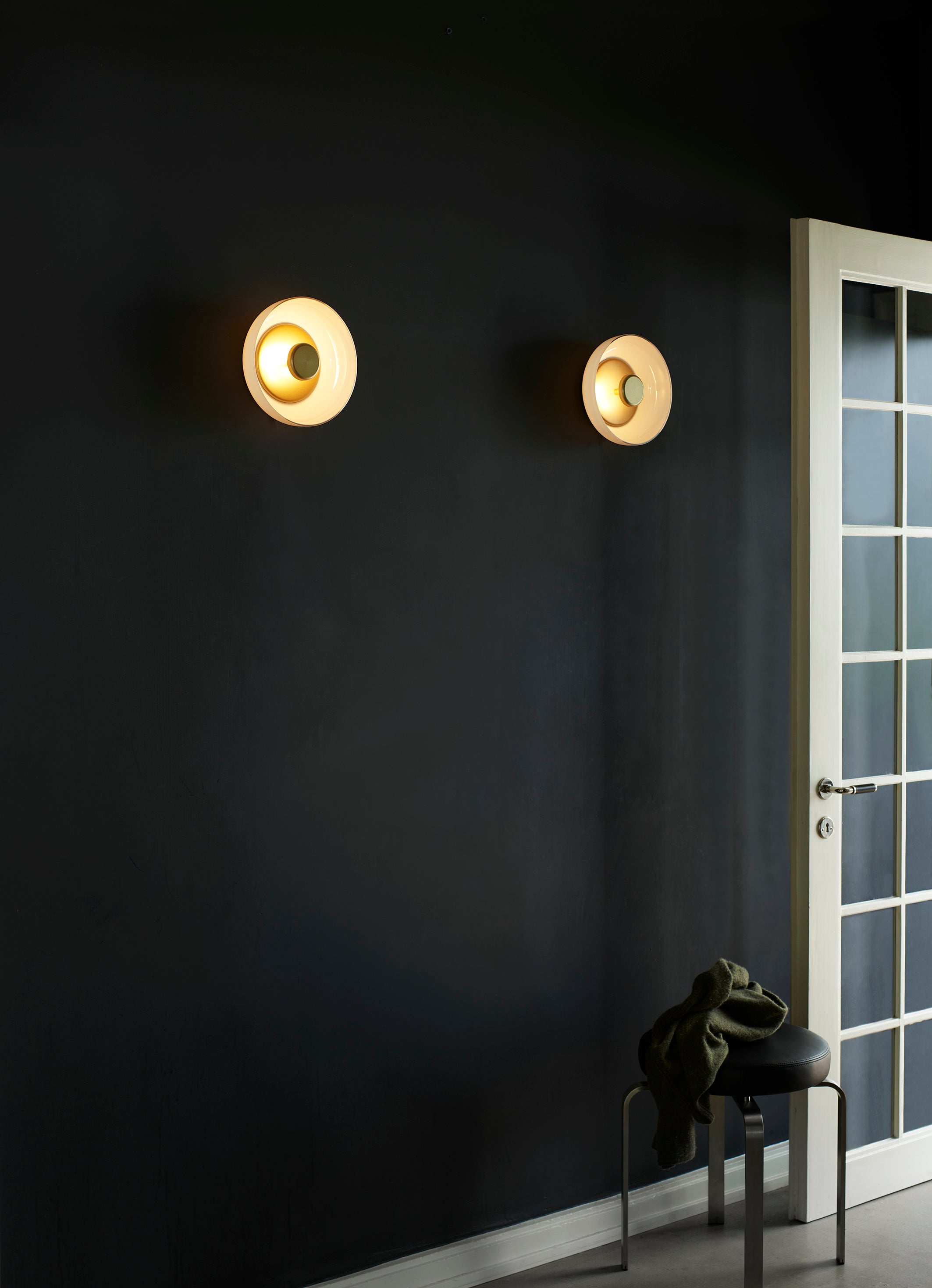 Wandleuchte BLOSSI gold mit opalem Glas