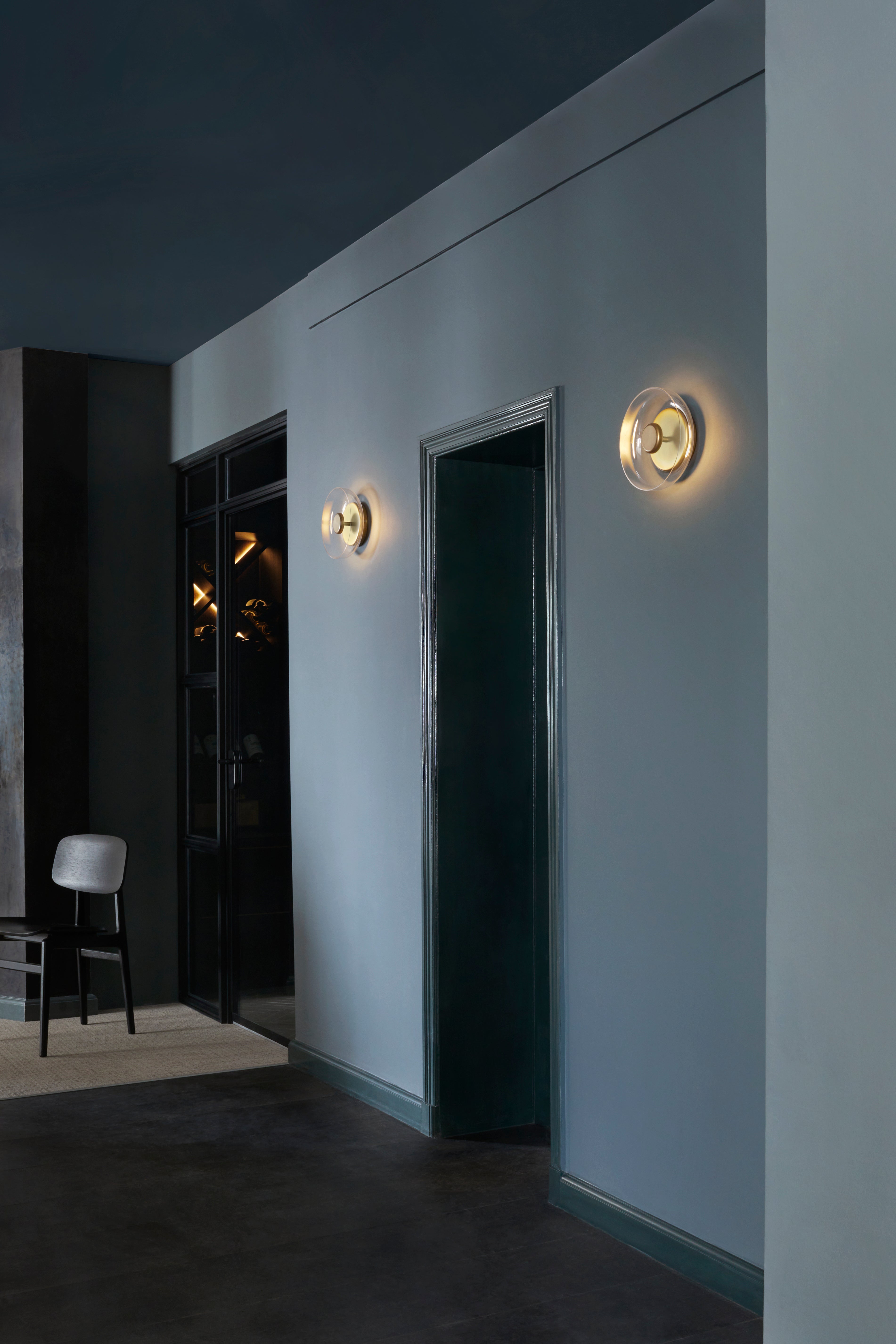 Wandleuchte BLOSSI gold mit opalem Glas