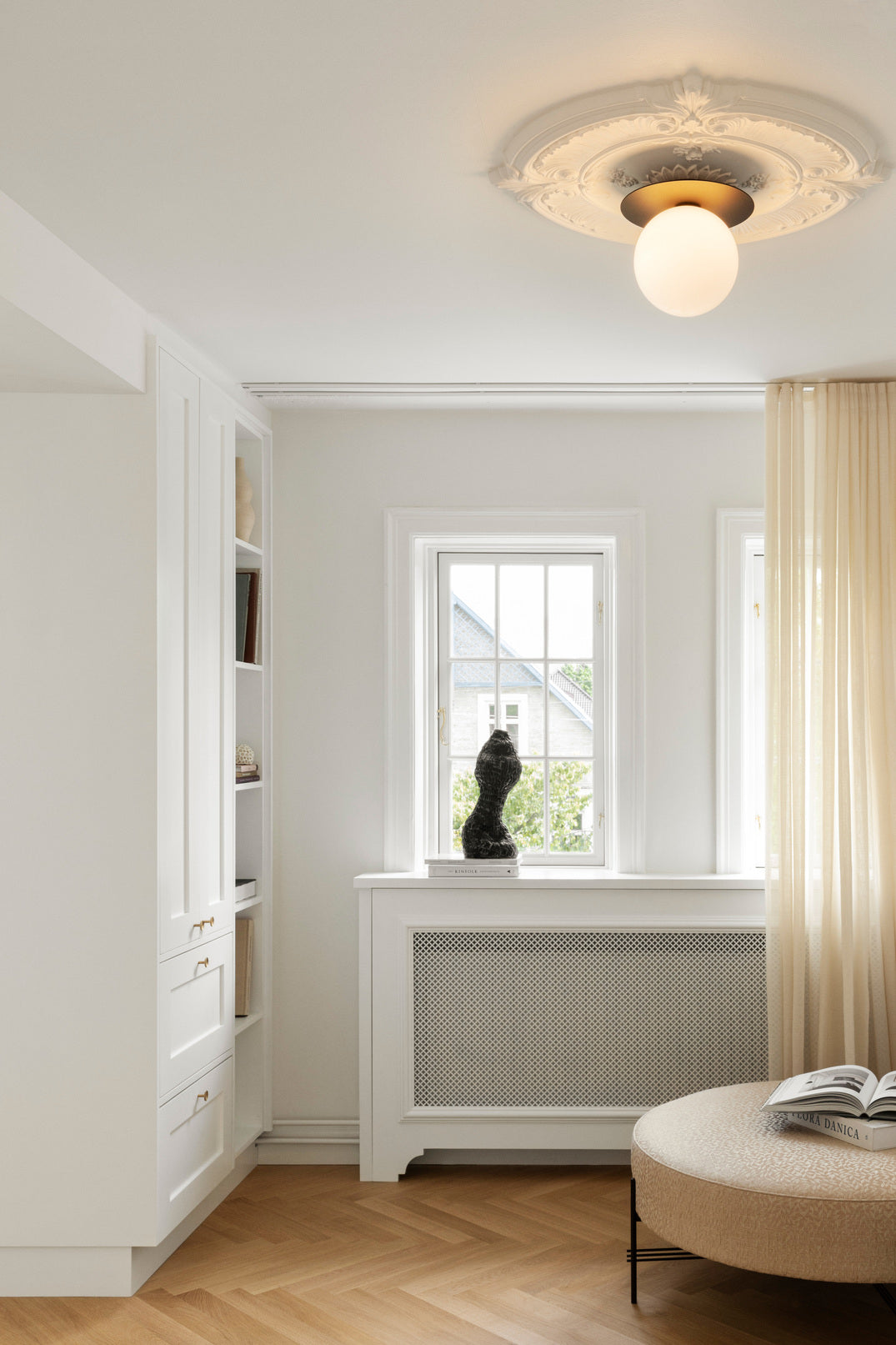 Wandlampe LIILA schwarz mit opalem Glas