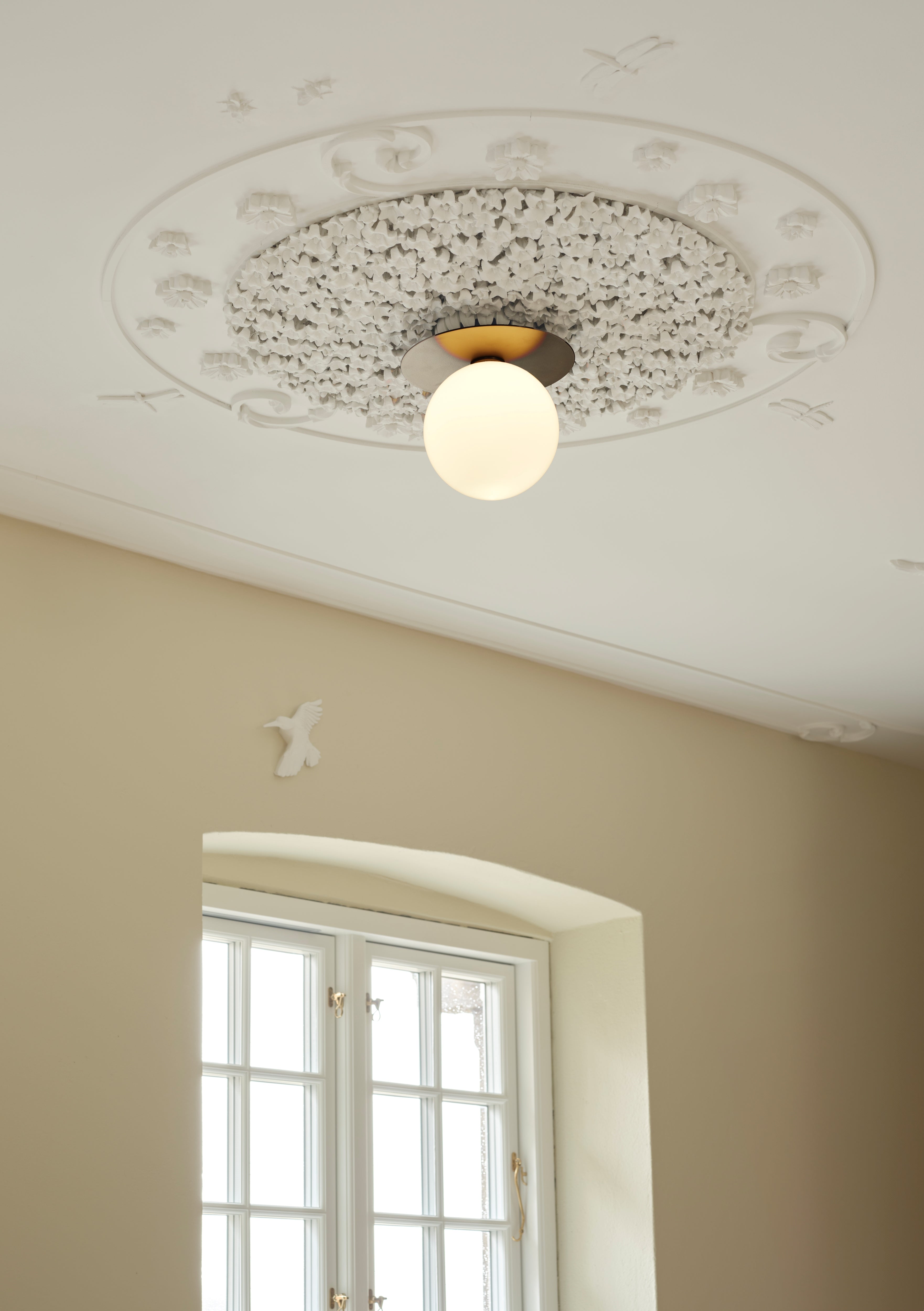 Wandlampe LIILA dunkelbraun mit opalem Glas