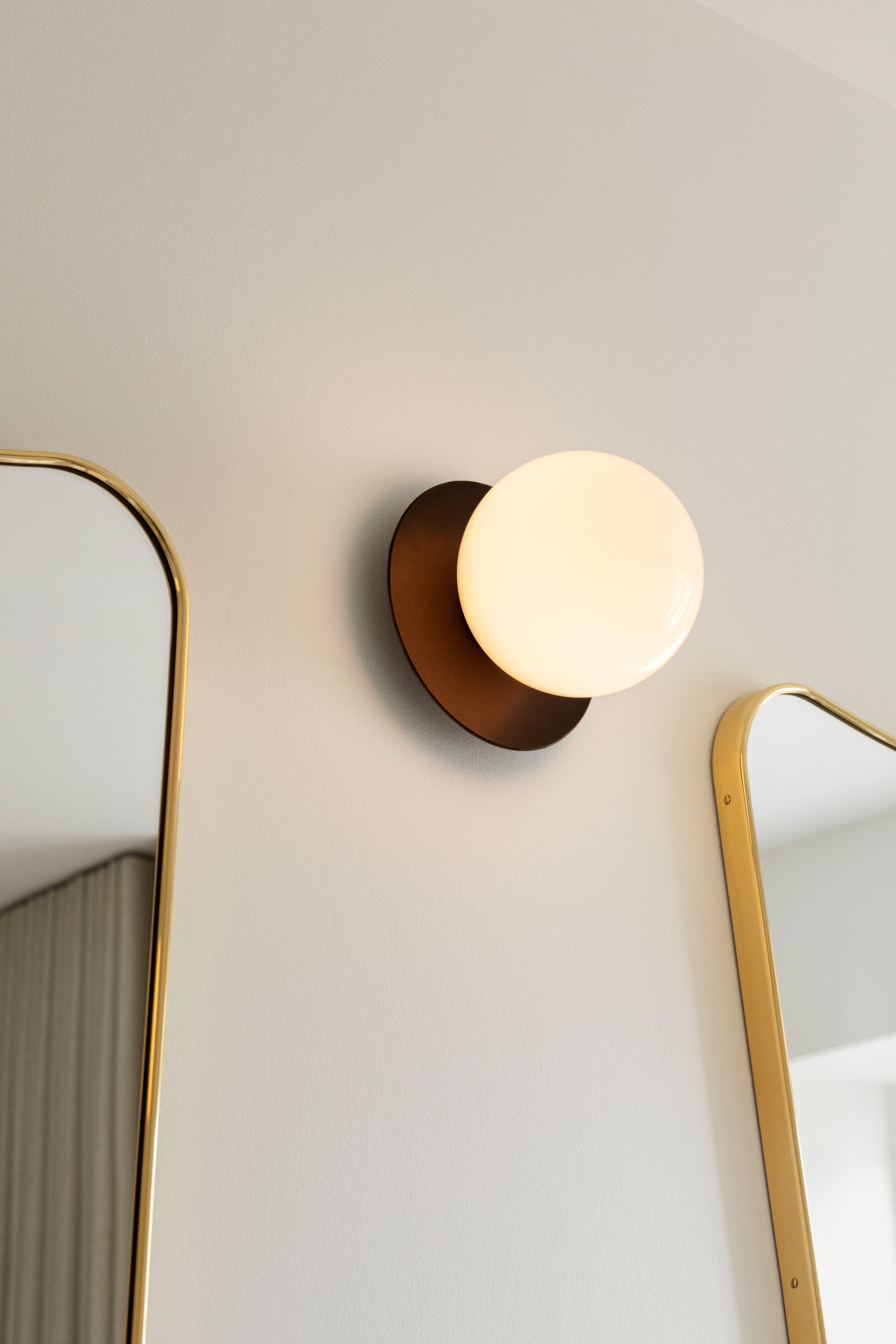Wandlampe LIILA dunkelbraun mit opalem Glas