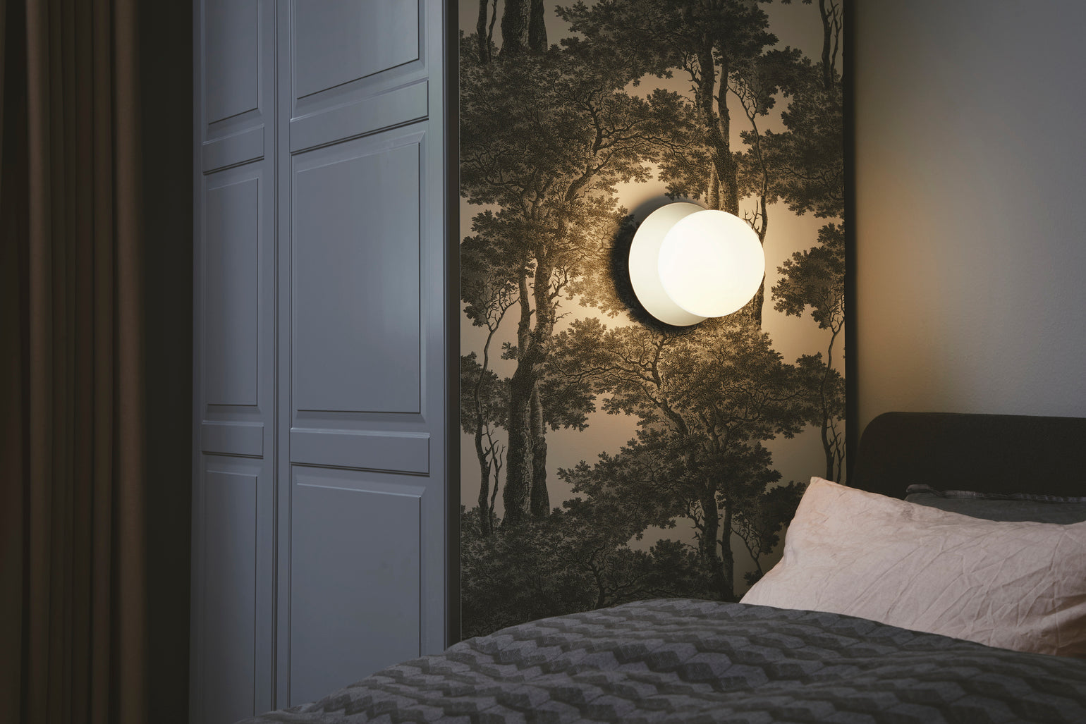 Wandlampe LIILA in Silber mit opalem Glas