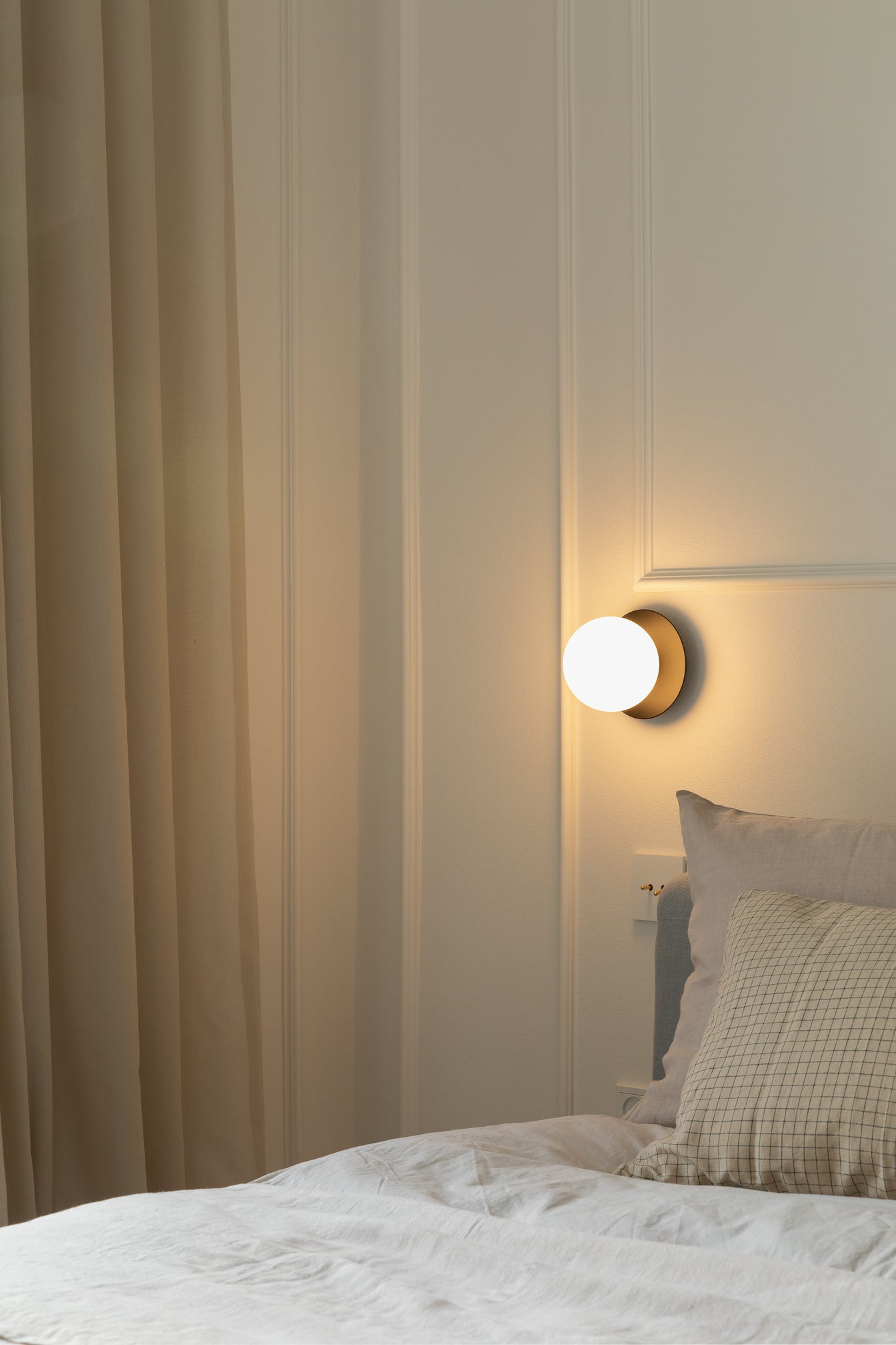 Wandlampe LIILA schwarz mit opalem Glas