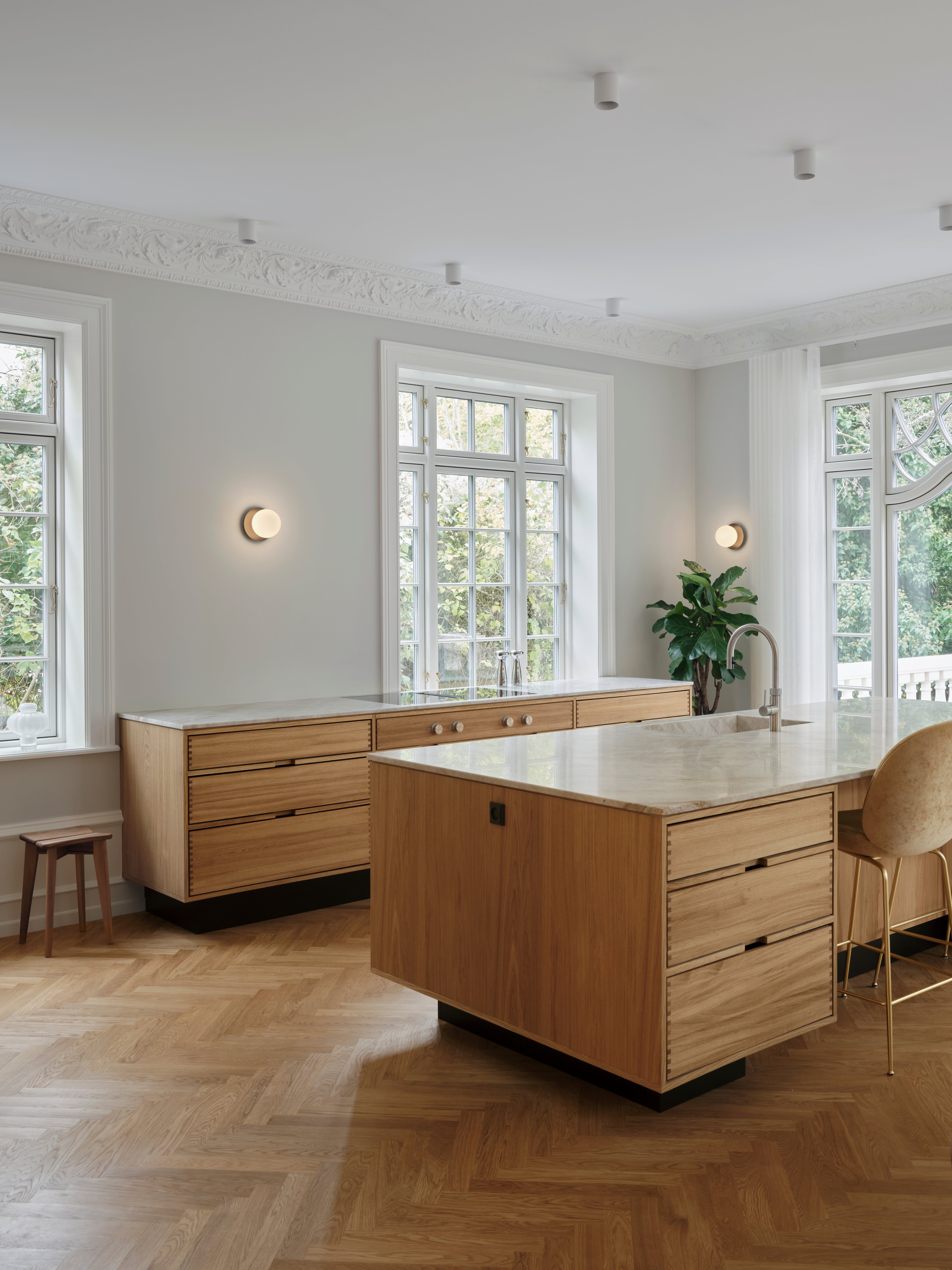Wandlampe LIILA dunkelbraun mit opalem Glas