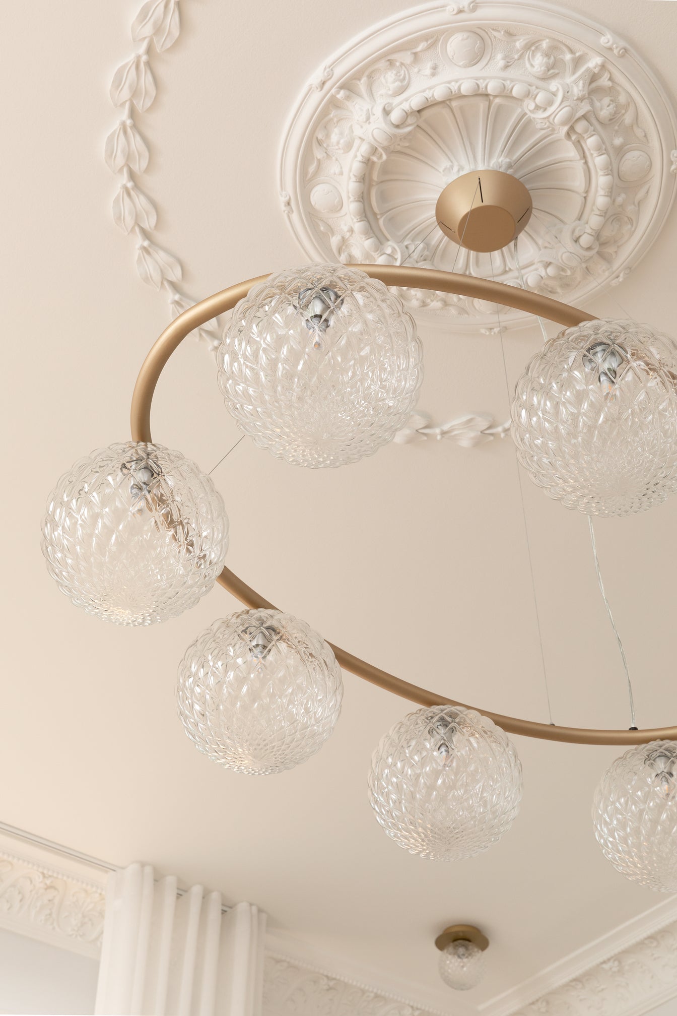 Pendelleuchte MIIRA 8 OVAL aus Messing mit transparentem Glas