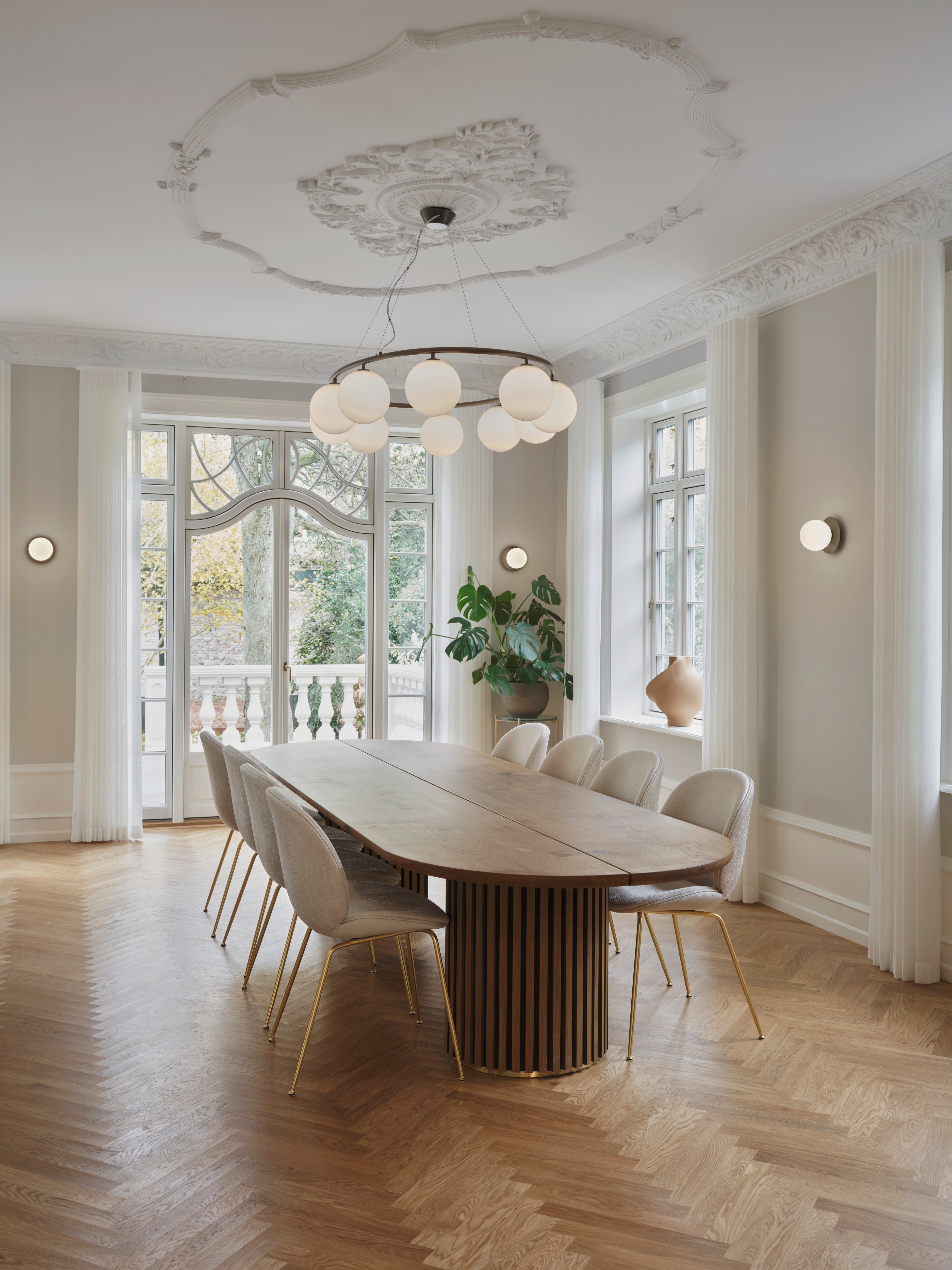 Wandlampe LIILA dunkelbraun mit opalem Glas