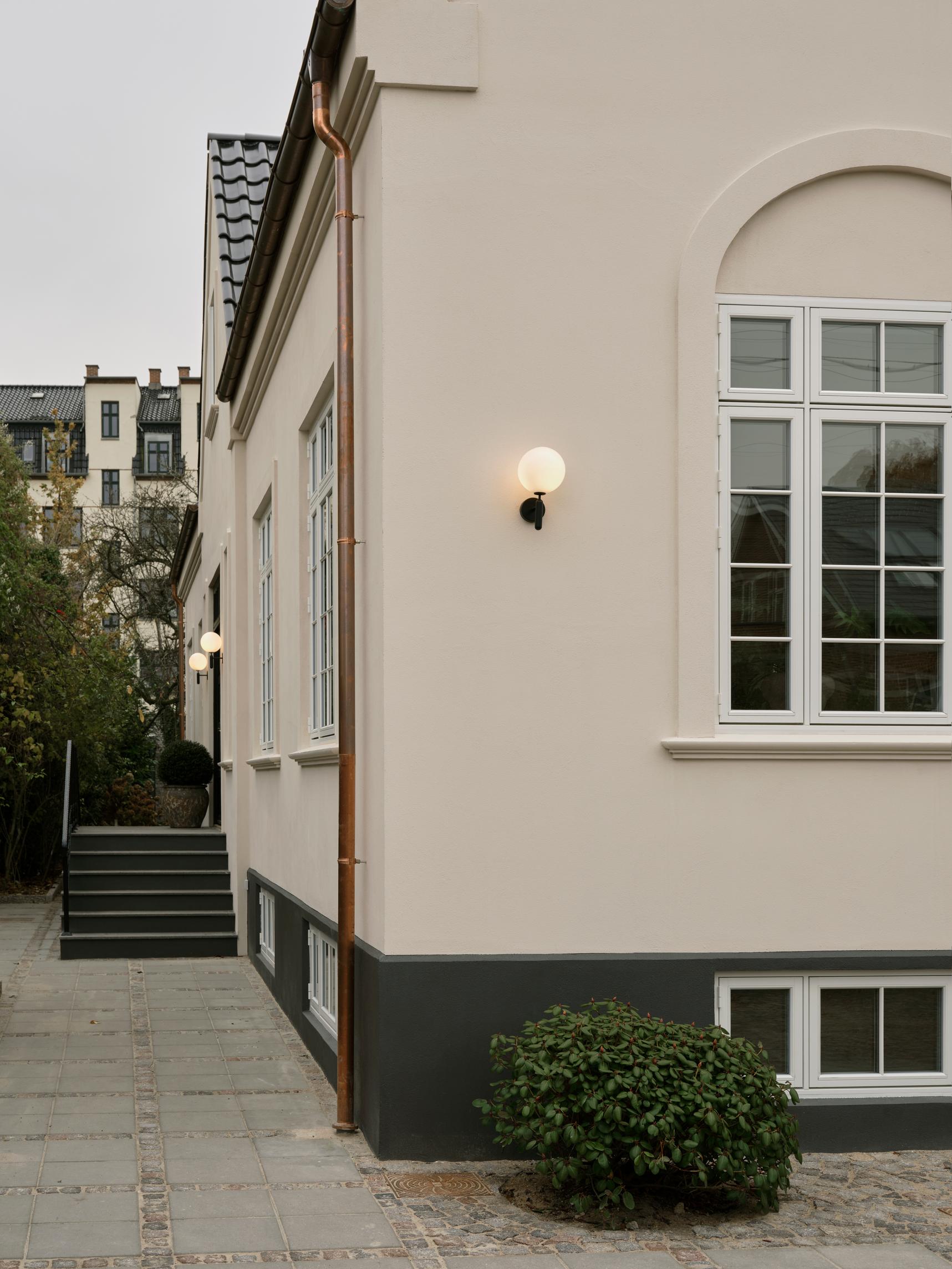 Wandleuchte außen MIIRA schwarz mit opalem Glas