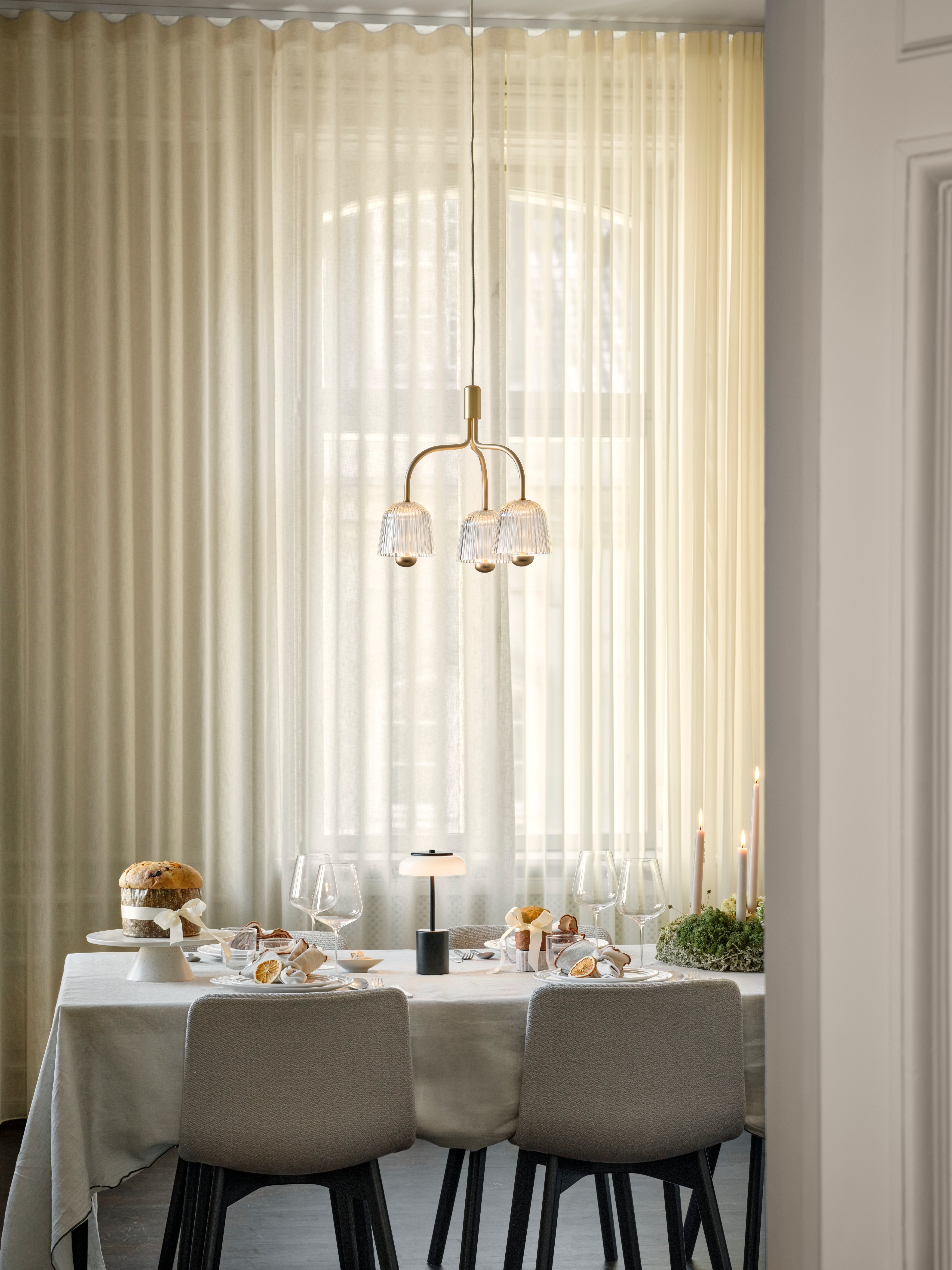 Tragbare Lampe BLOSSI schwarz mit opalem Glas
