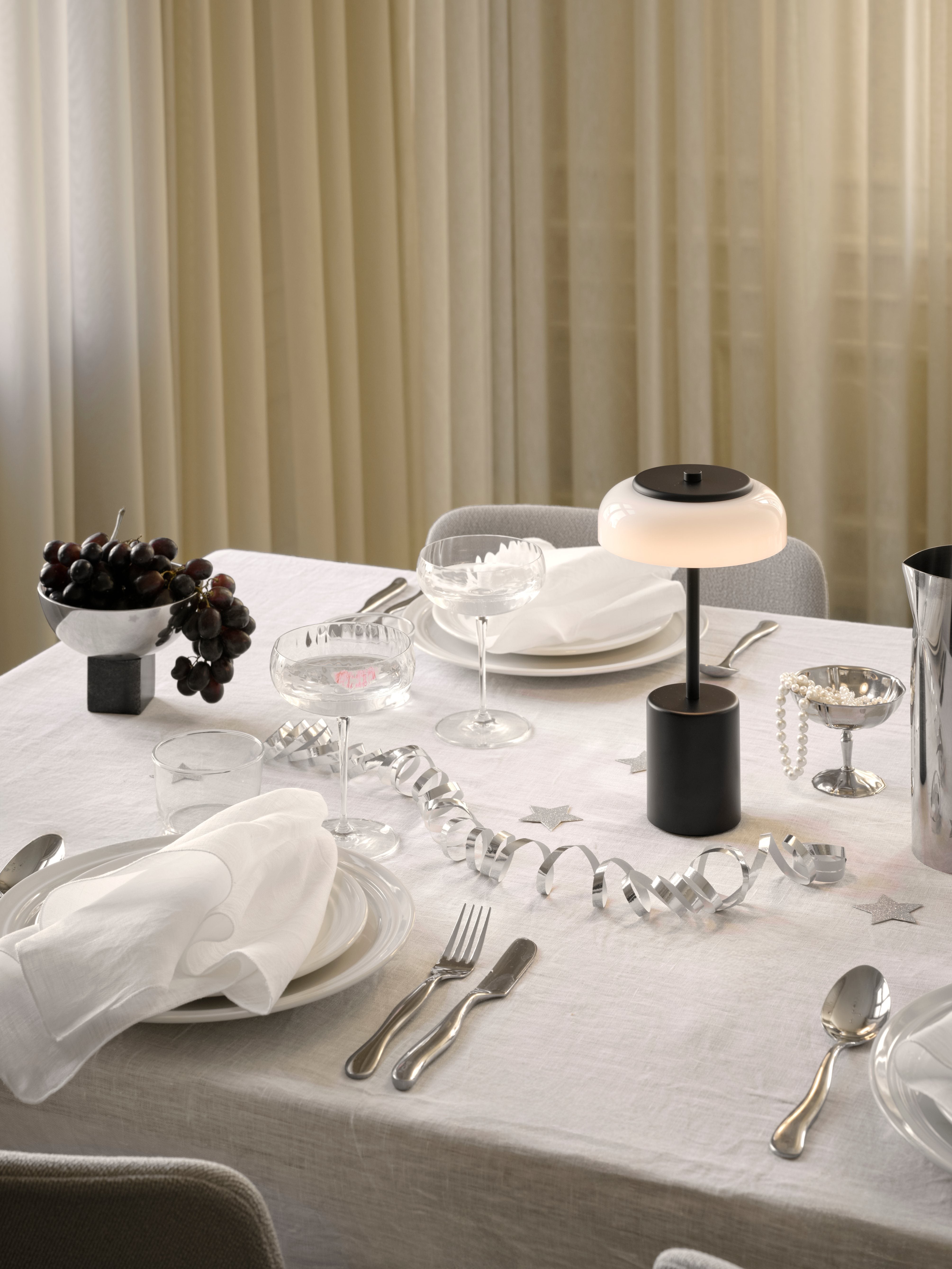 Tragbare Lampe BLOSSI schwarz mit opalem Glas