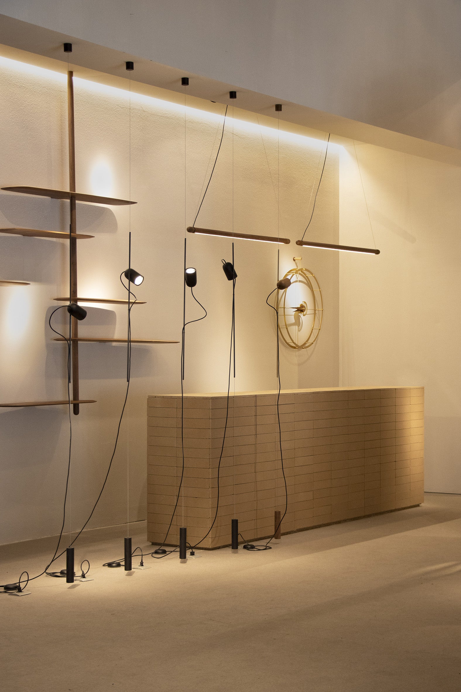 Pendelleuchte ONFA aus Nussbaumholz mit messingfarbener Oberfläche