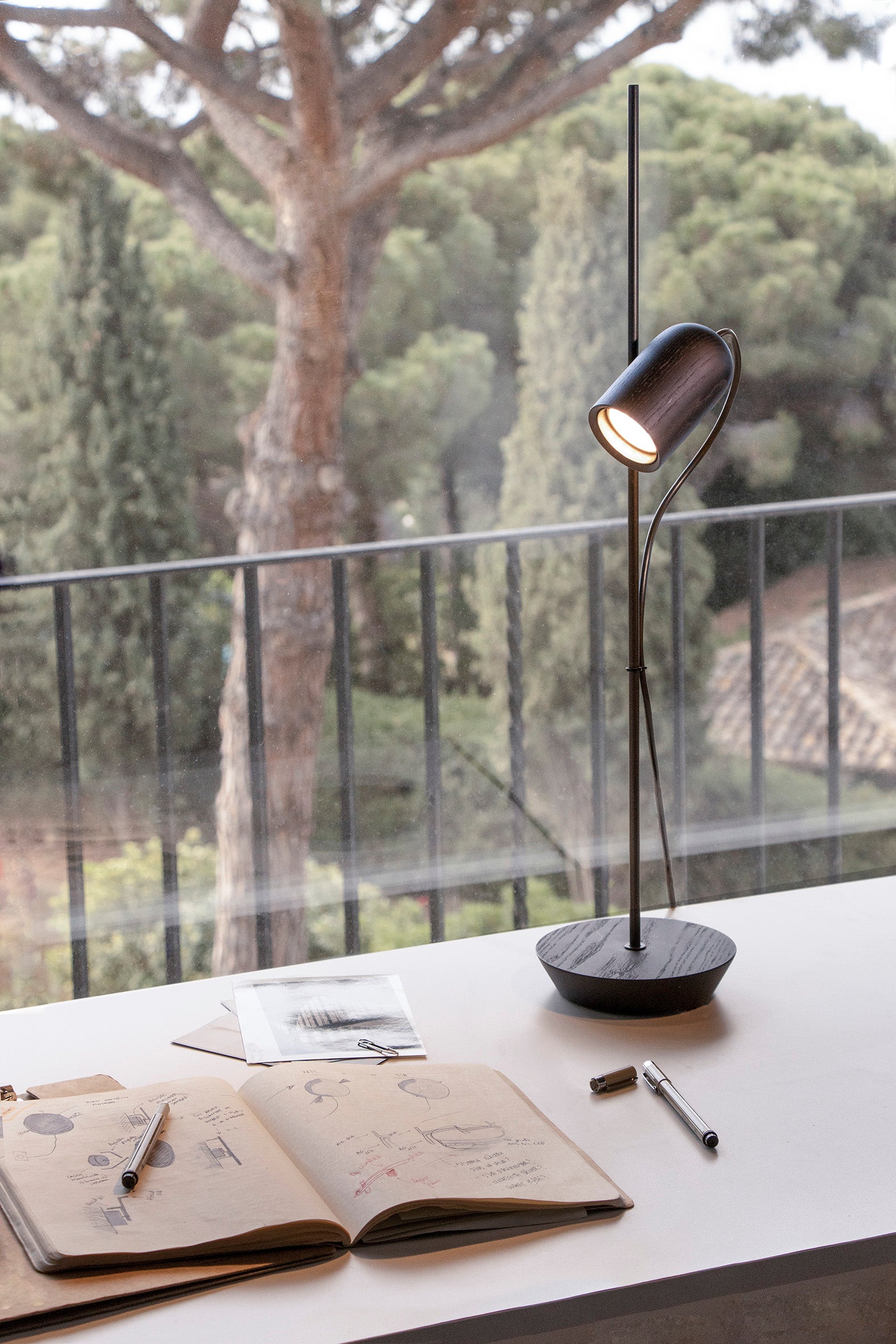Tischlampe ONFA aus schwarzem Eschenholz mit graphitfarbener Oberfläche
