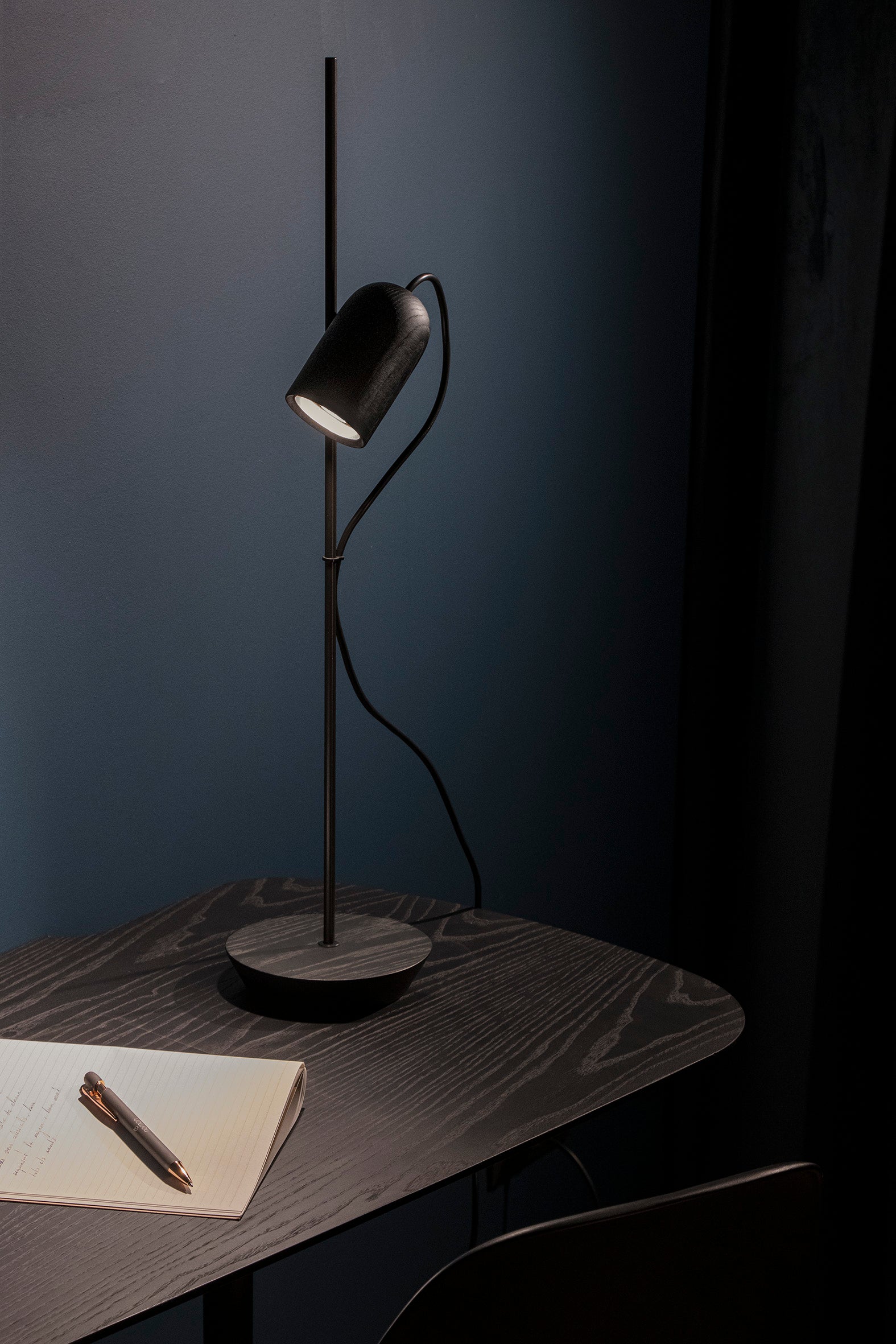 Tischlampe ONFA aus schwarzem Eschenholz mit graphitfarbener Oberfläche