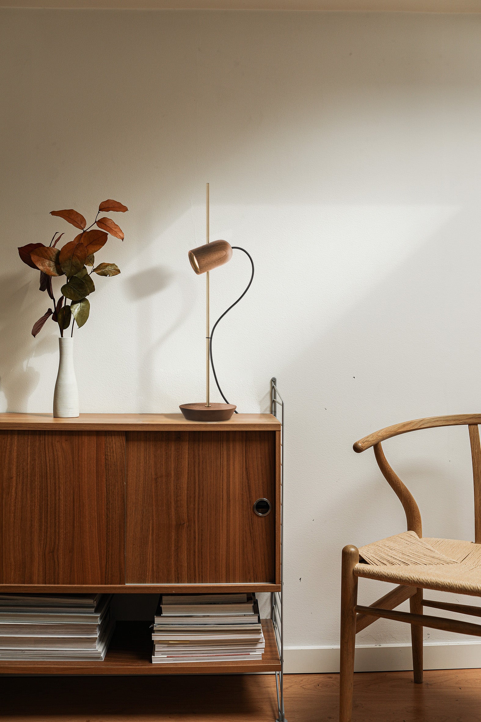Tischlampe ONFA Nussbaum mit messingfarbener Oberfläche