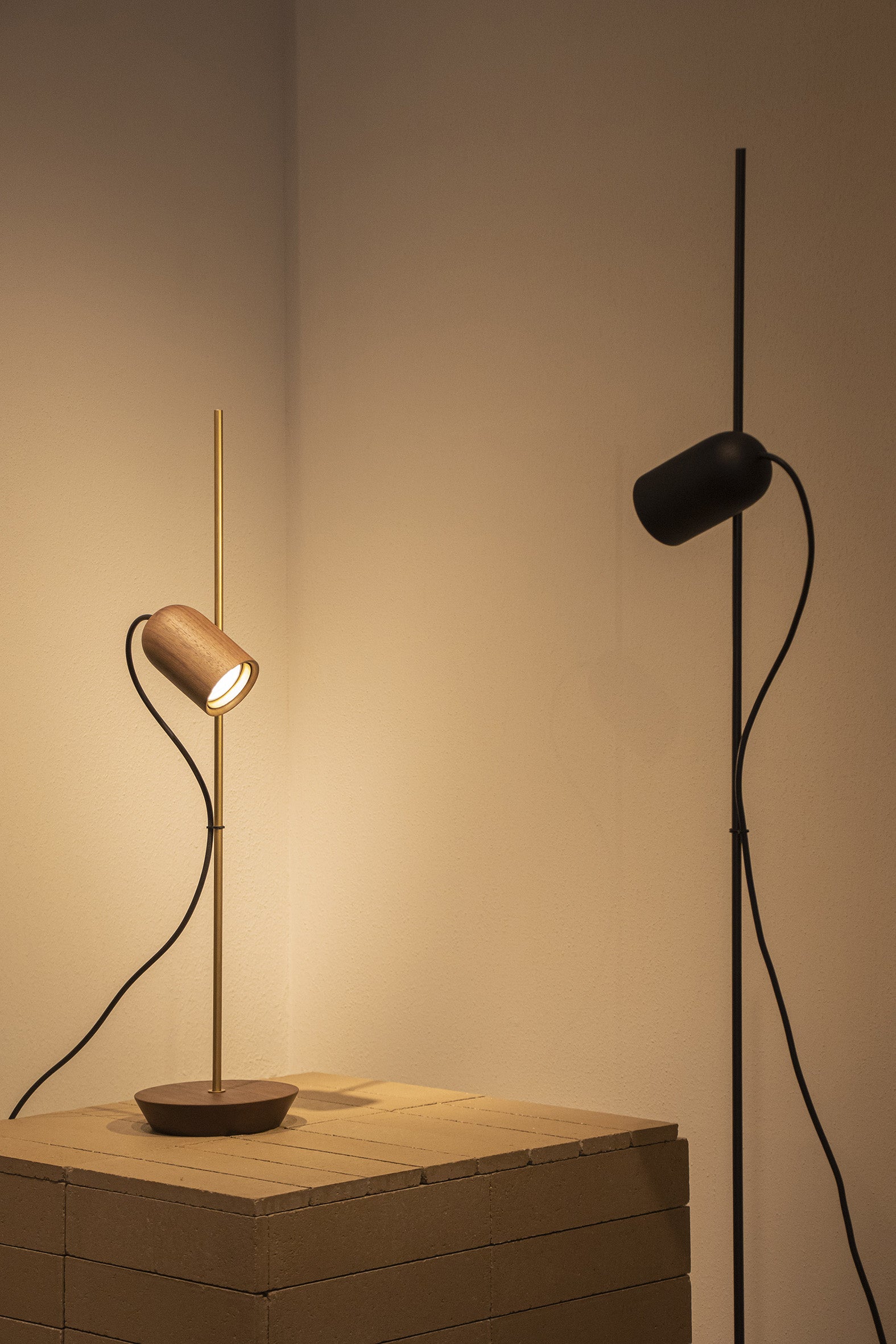 Tischlampe ONFA Nussbaum mit messingfarbener Oberfläche