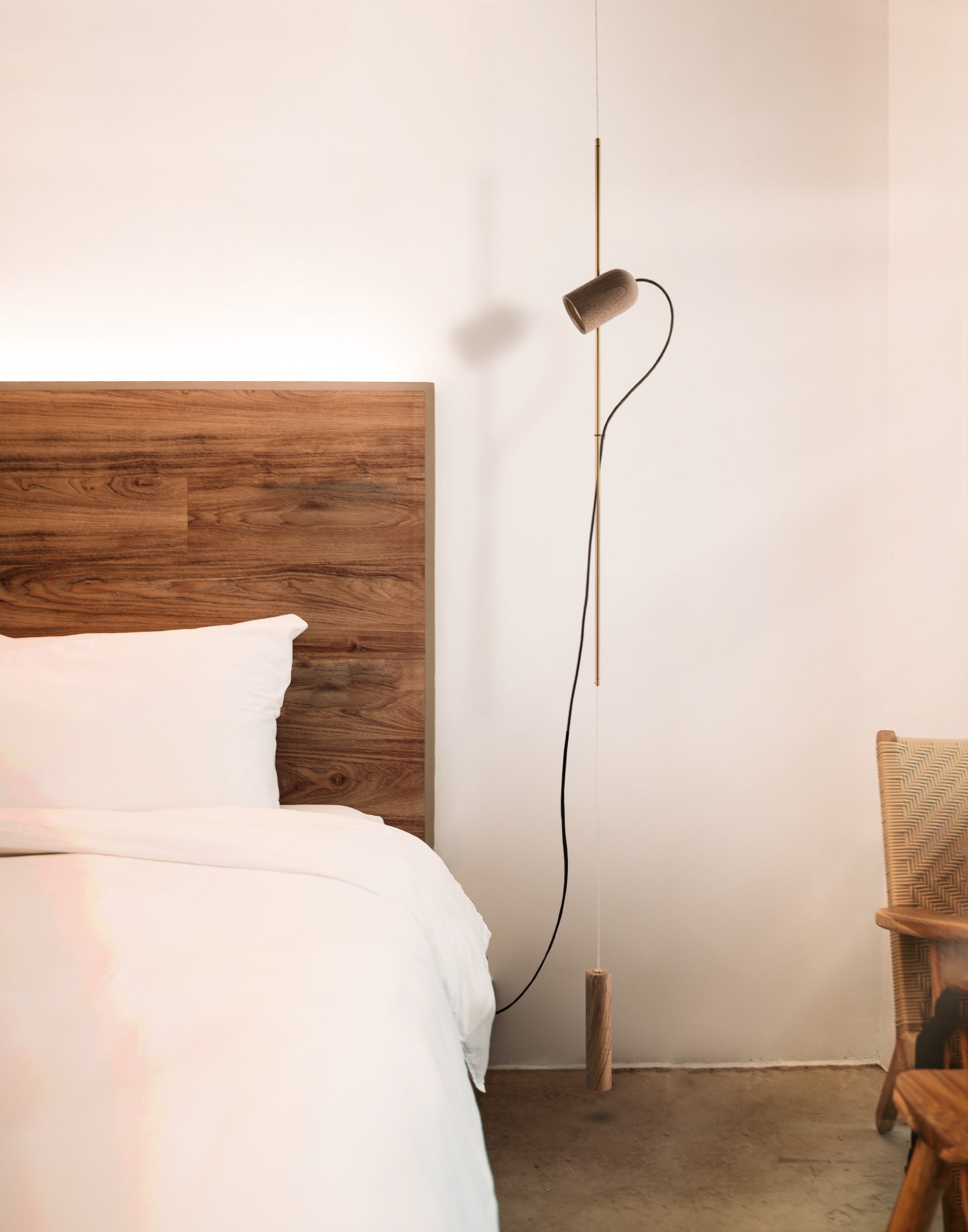 Pendelleuchte ONFA aus Nussbaumholz mit messingfarbener Oberfläche