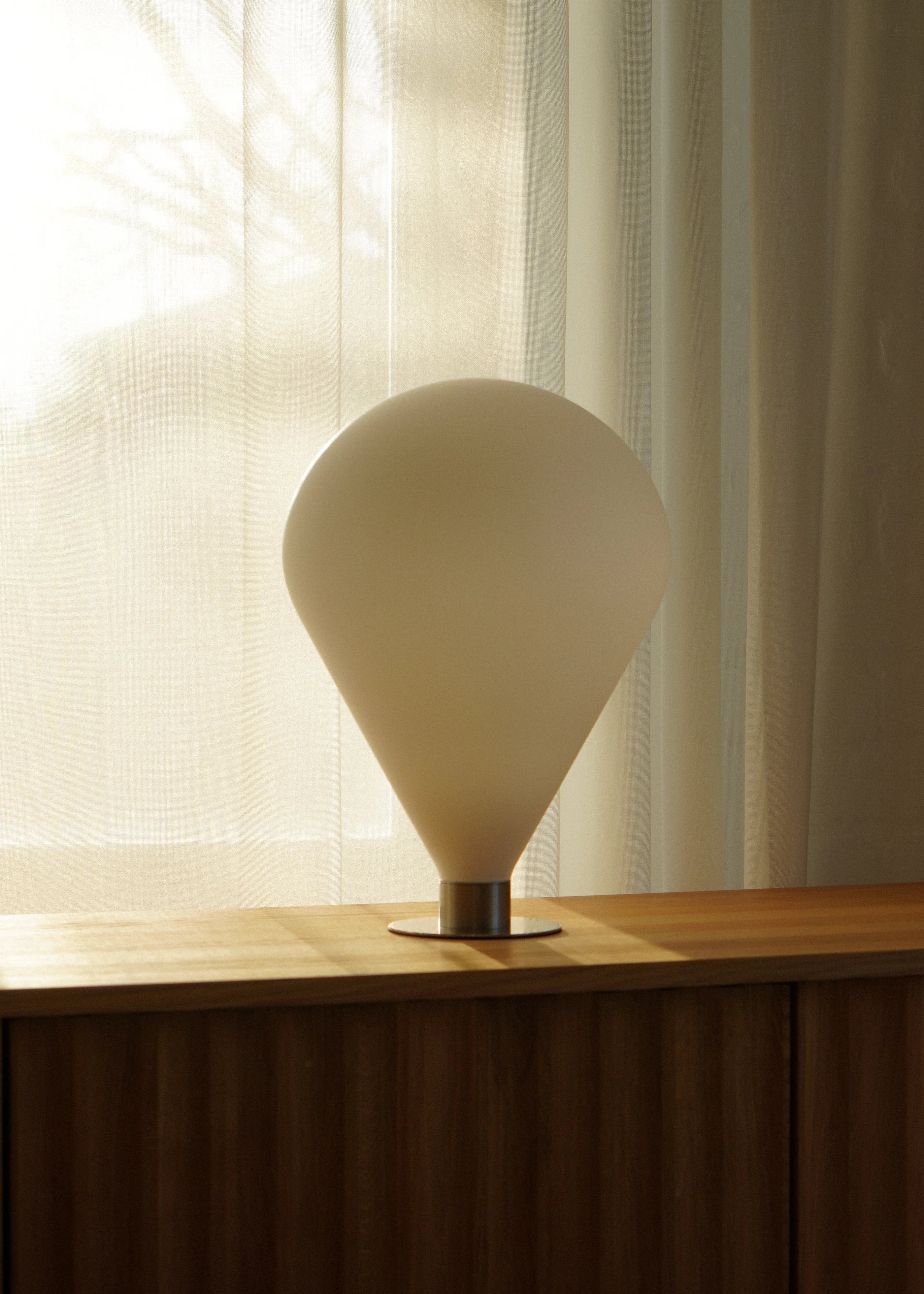 Tischlampe ELY mit weißem Schirm und silbernem Fuß