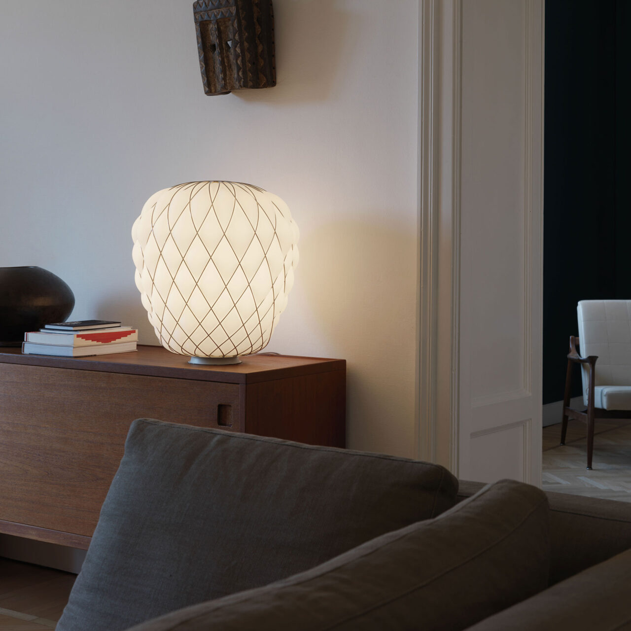 PINECONE table lamp in chrome with white blown glass