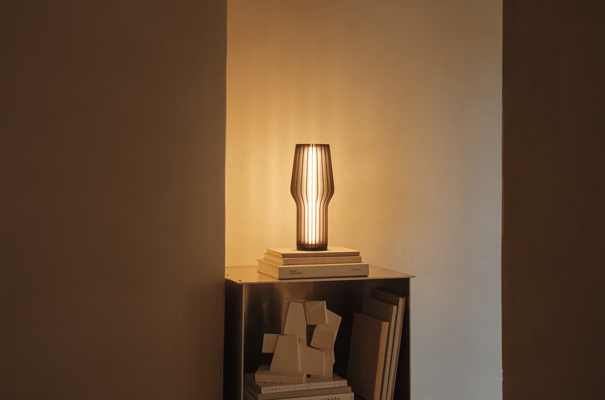 Lampa przenośna RADIANT dymiony dąb – drewno dębowe