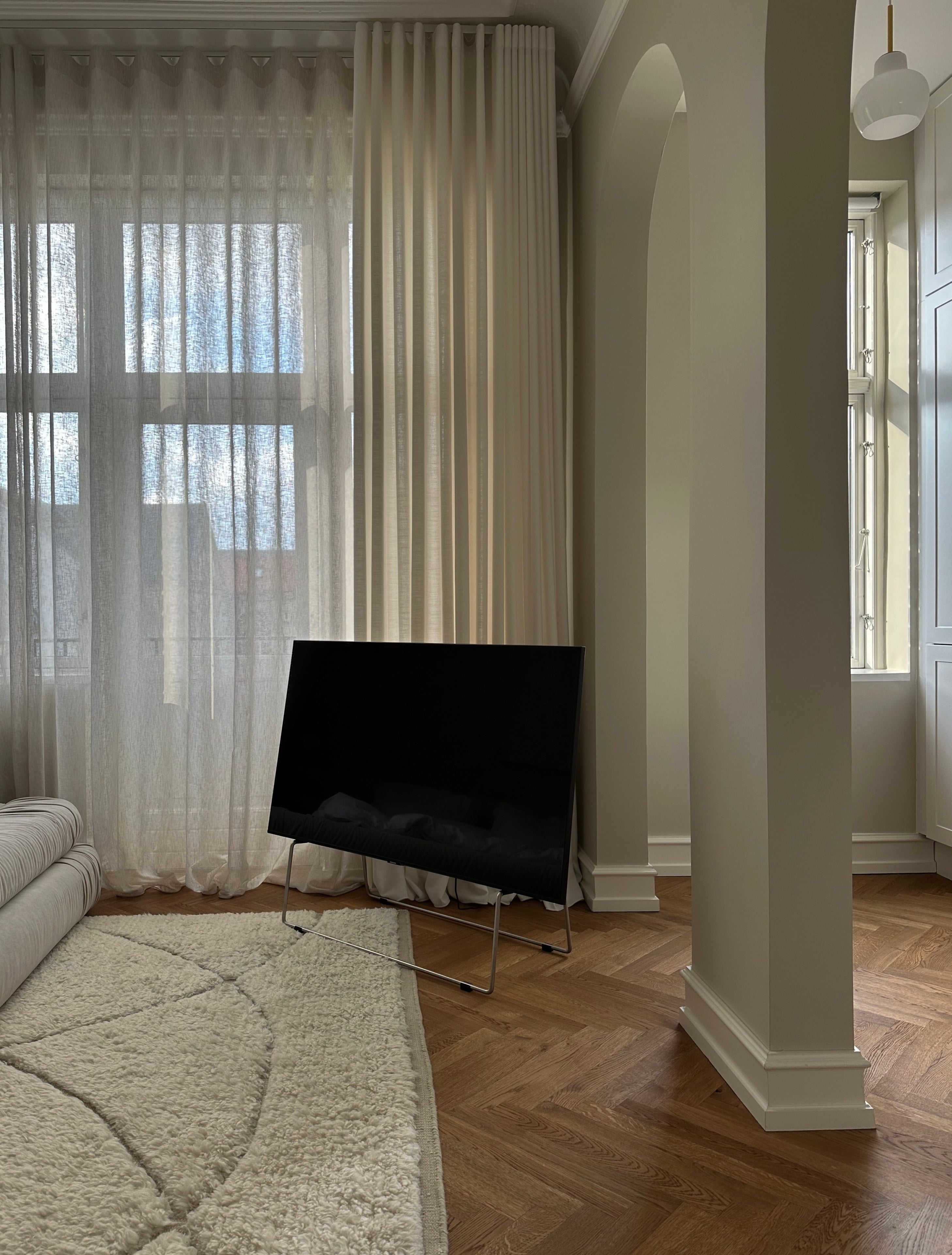 CARRY Silver TV Stand