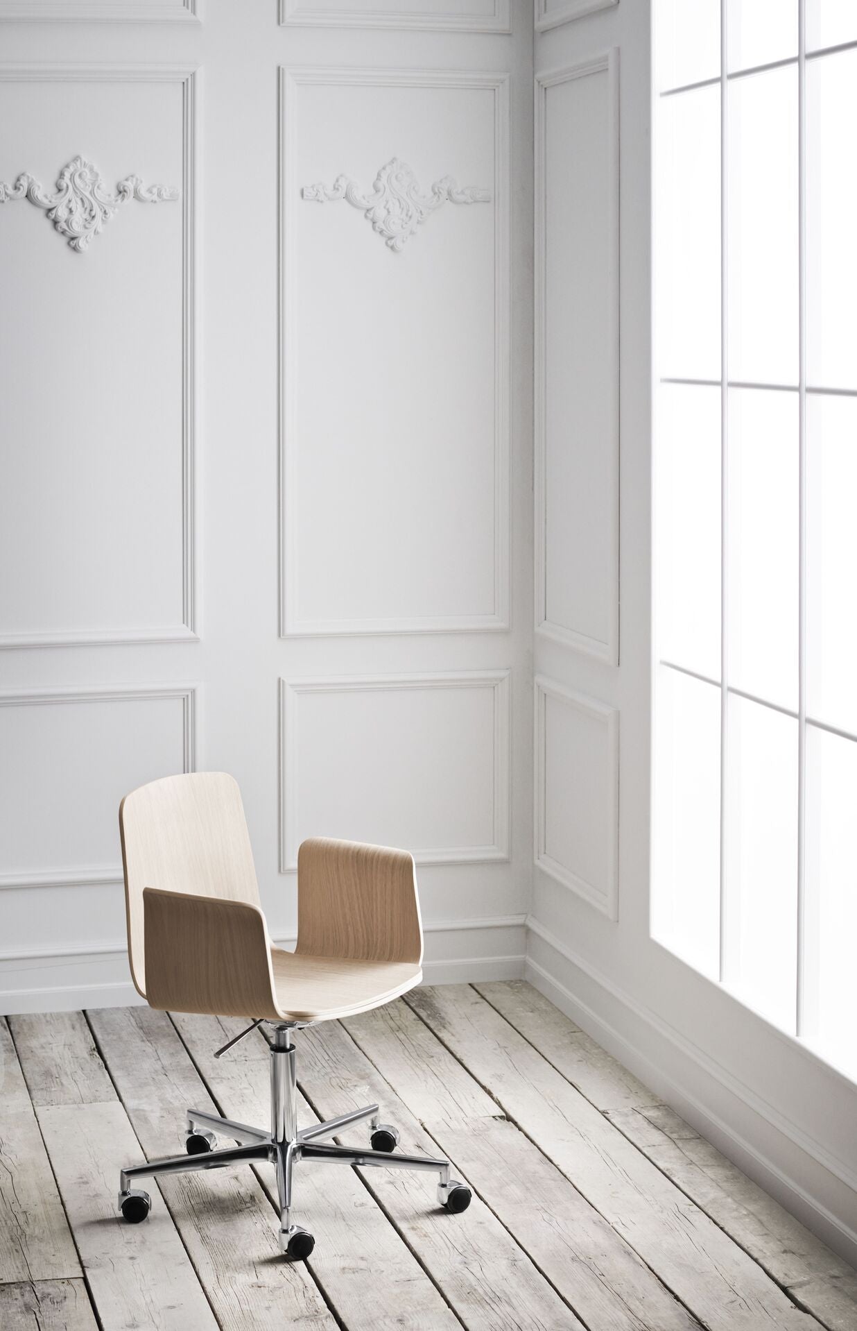 Palm Office Stuhl Nussfurnier mit einer Metallbasis