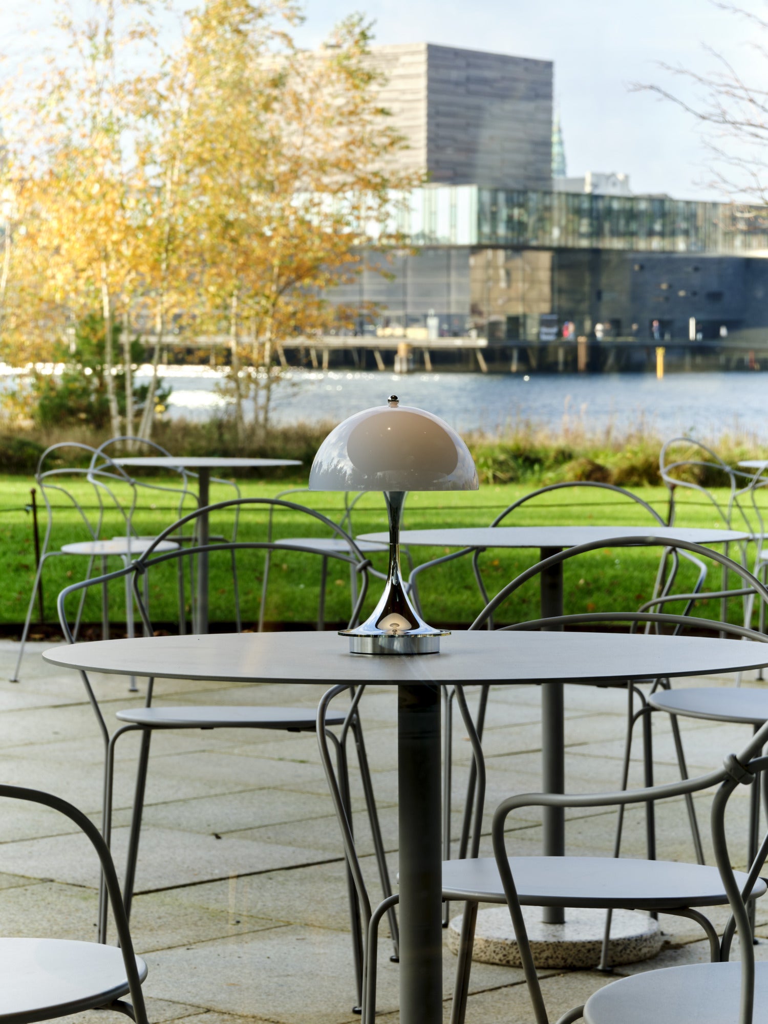 Tragbare Lampe PANTHELLA 160 braun mit verchromtem Fuß