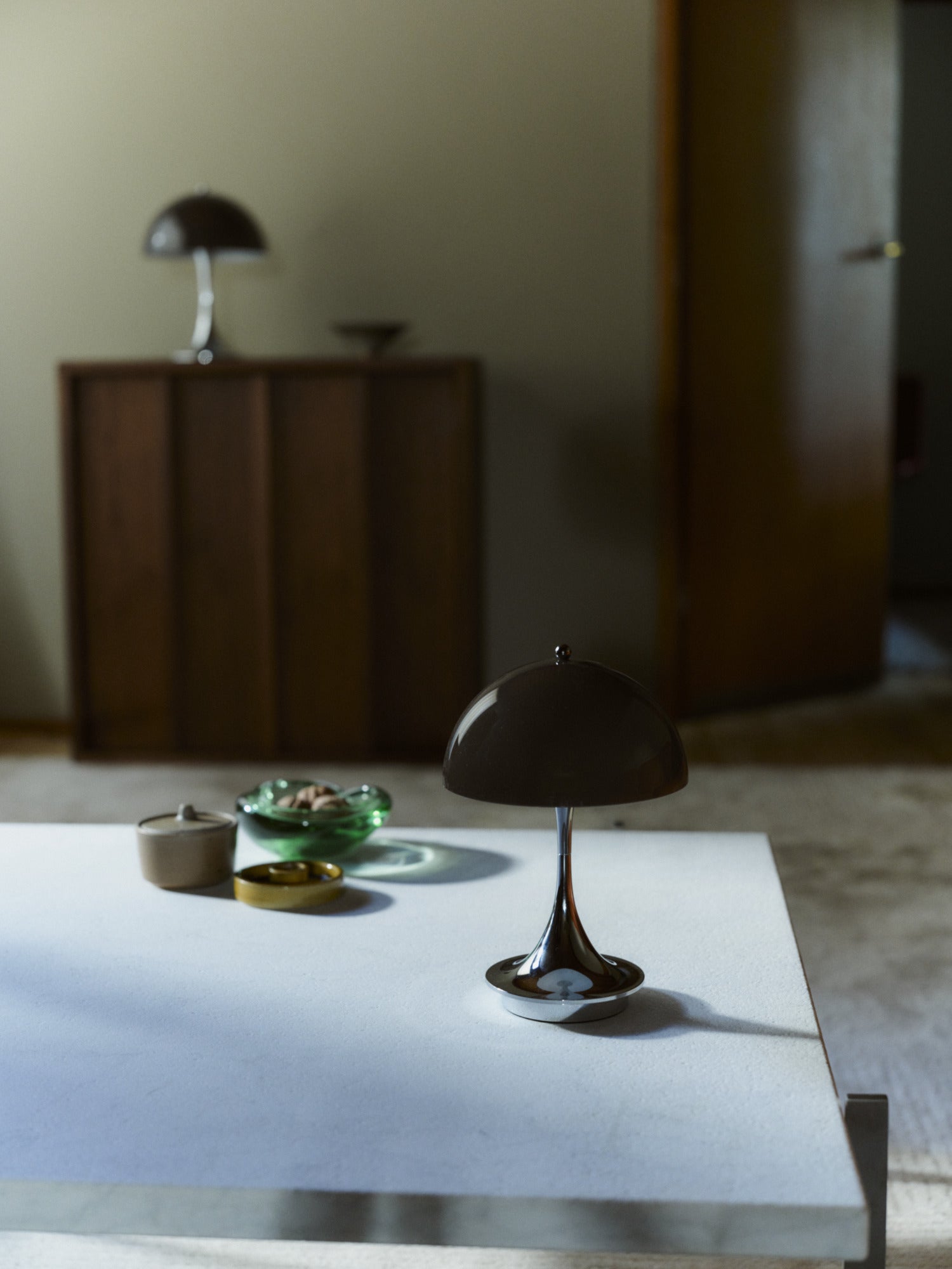 Tragbare Lampe PANTHELLA 160 braun mit verchromtem Fuß