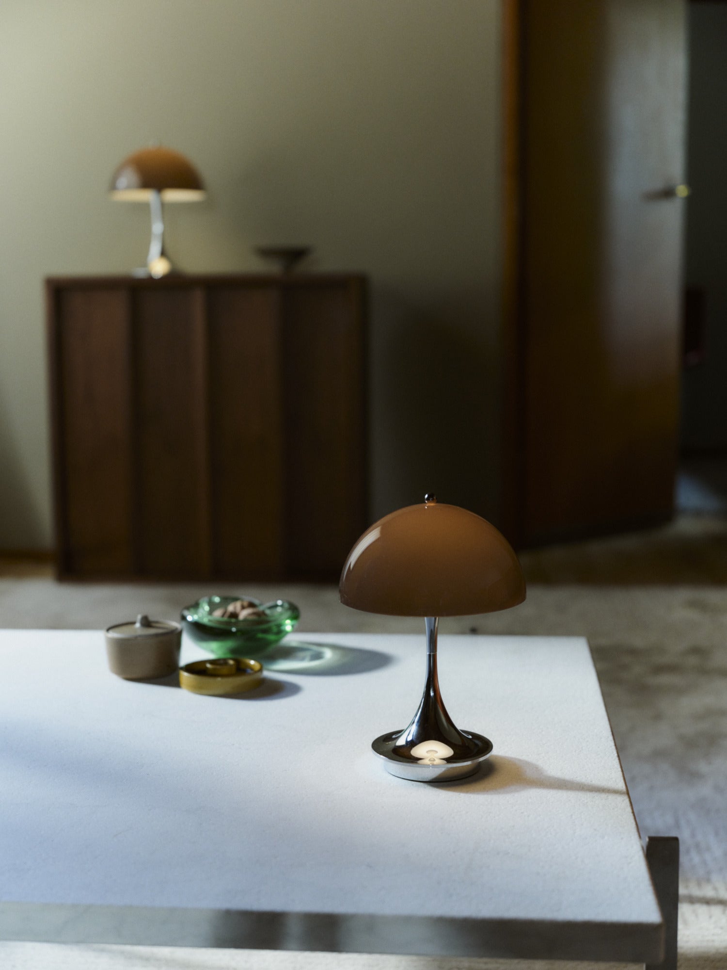 Tragbare Lampe PANTHELLA 160 braun mit verchromtem Fuß