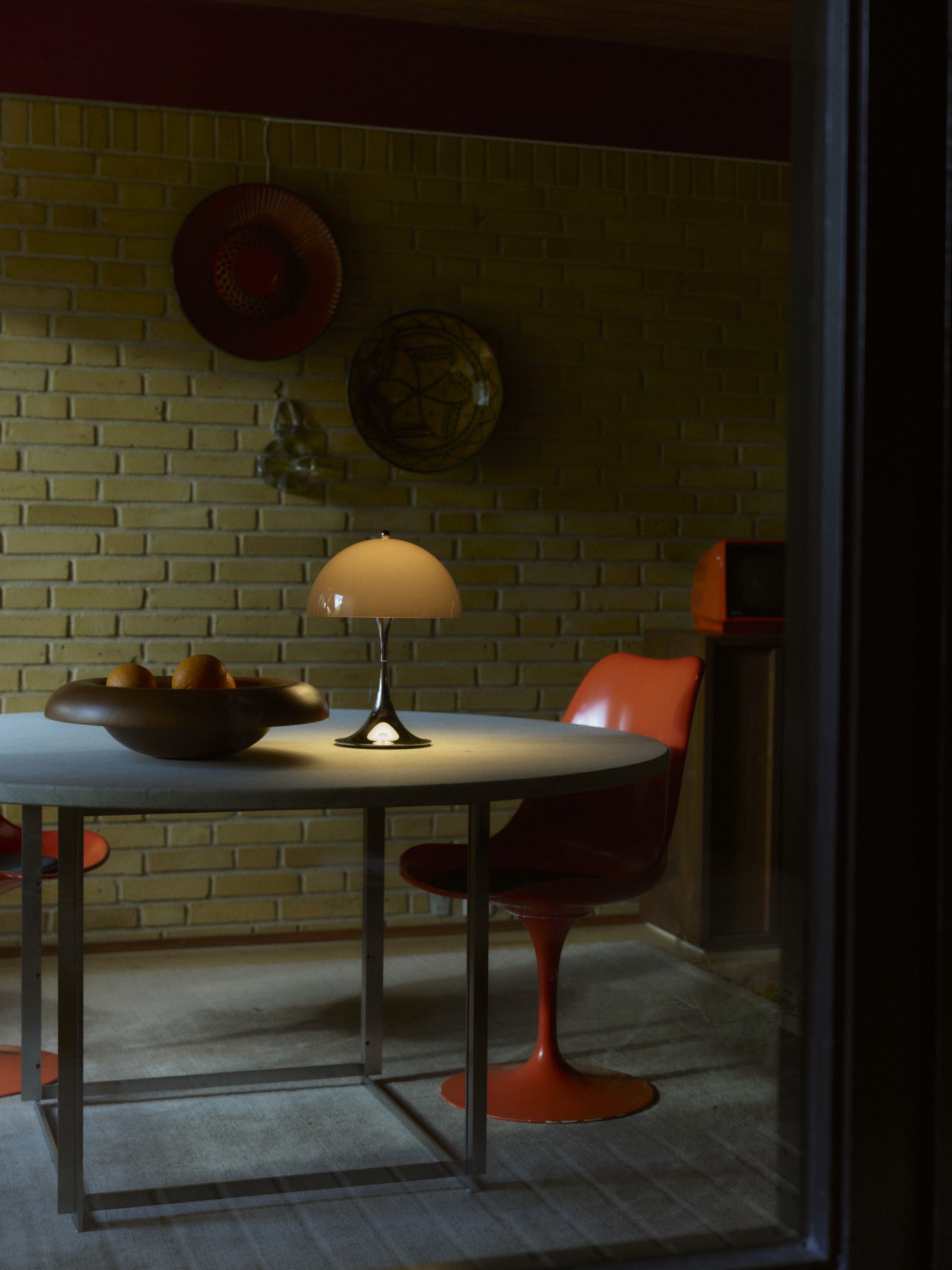 Tragbare Lampe PANTHELLA 250 braun mit verchromtem Fuß