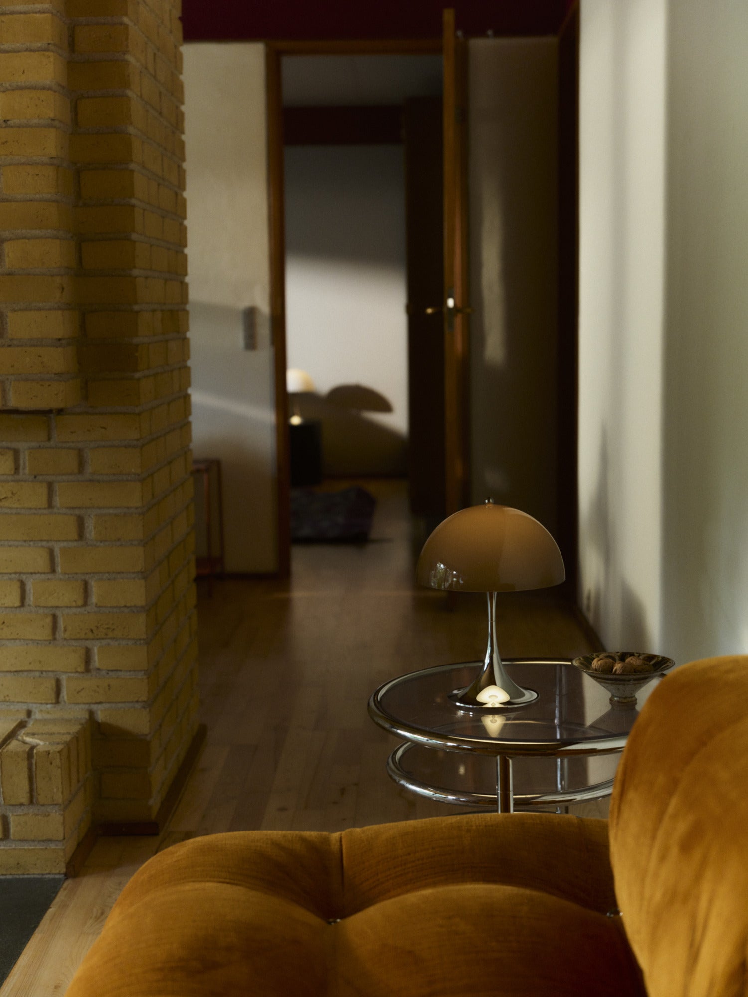 Tragbare Lampe PANTHELLA 250 braun mit verchromtem Fuß