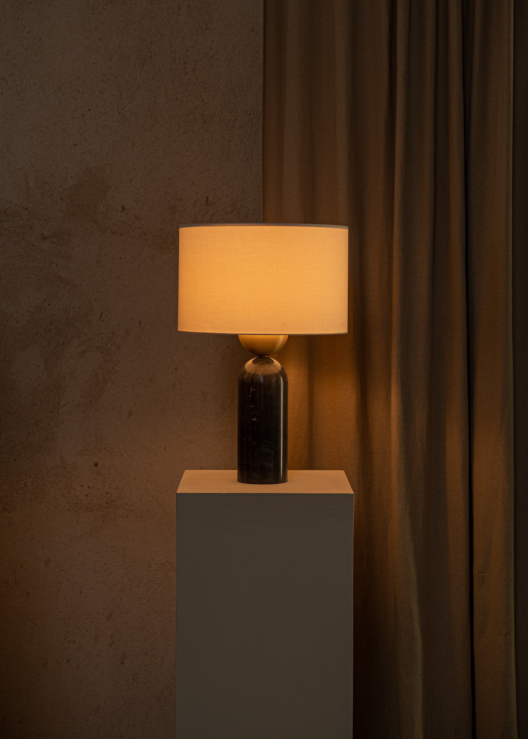 Tischlampe PEONA schwarzer Marmor