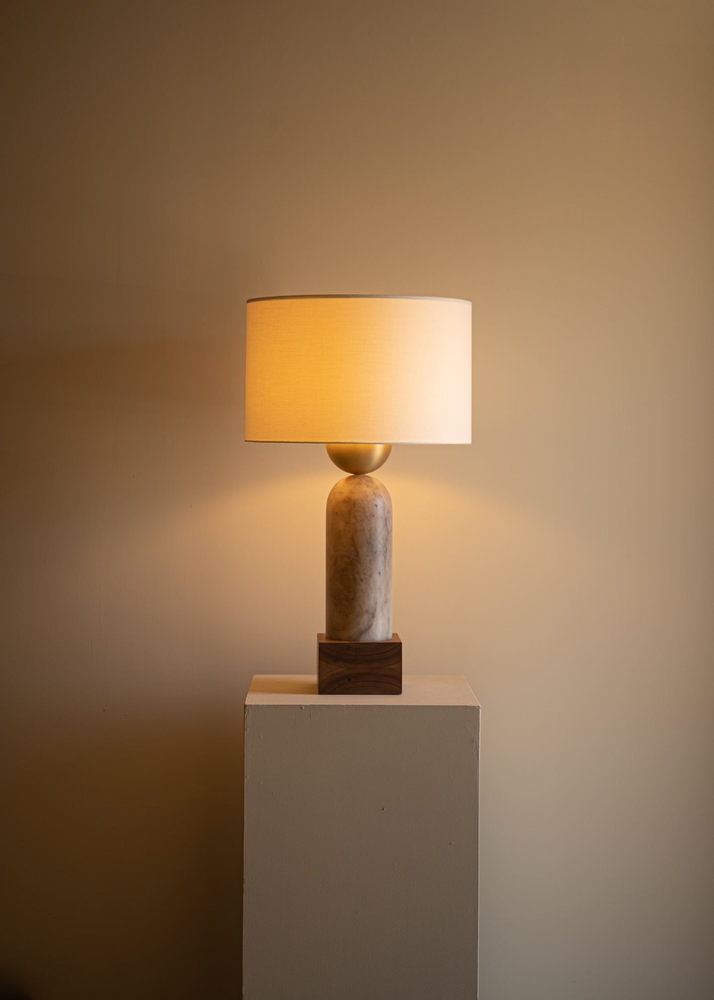 Tischlampe PEONA KELO dunkelbeige Alabaster
