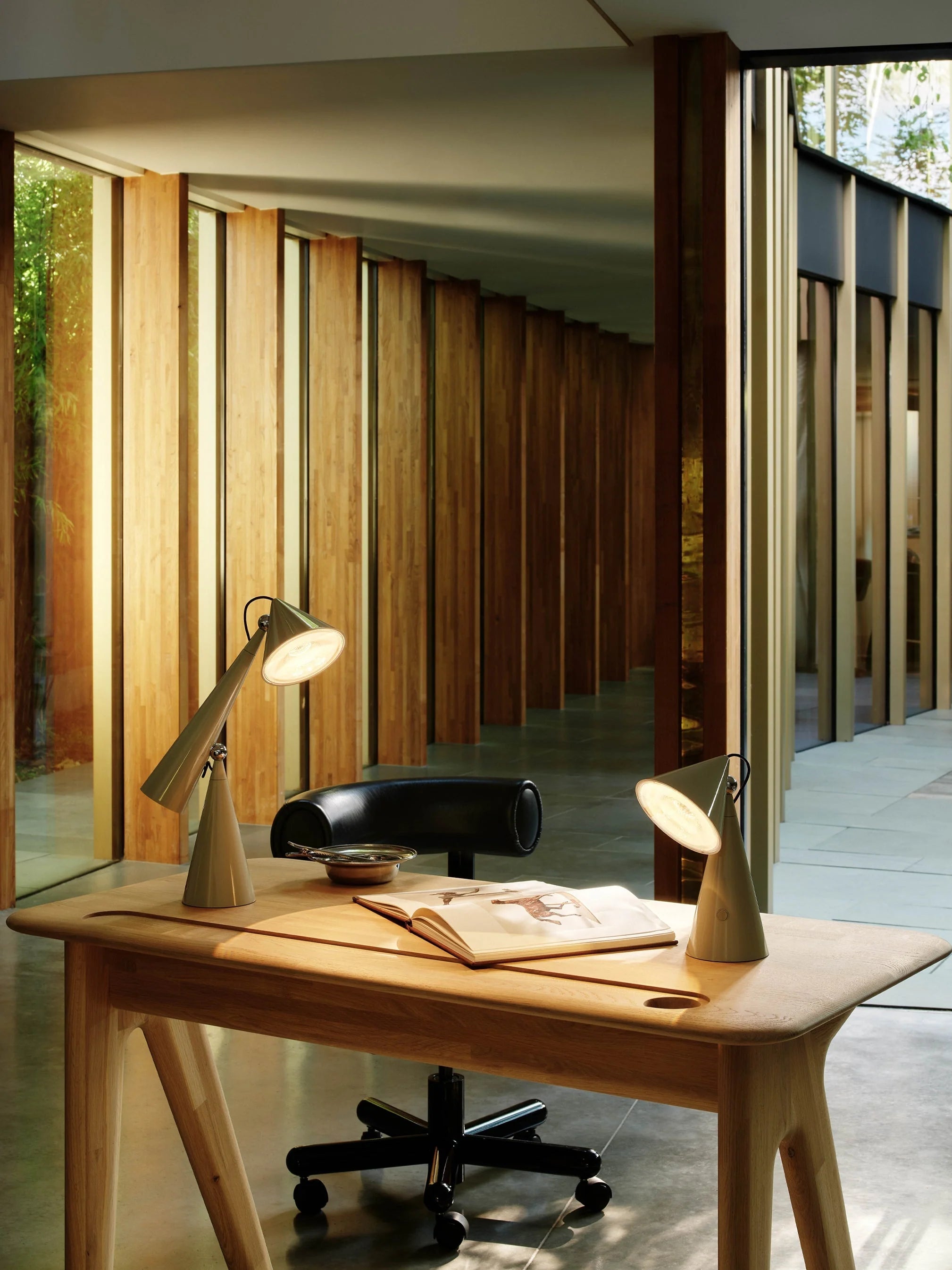 Tragbare Tischlampe POSE creme