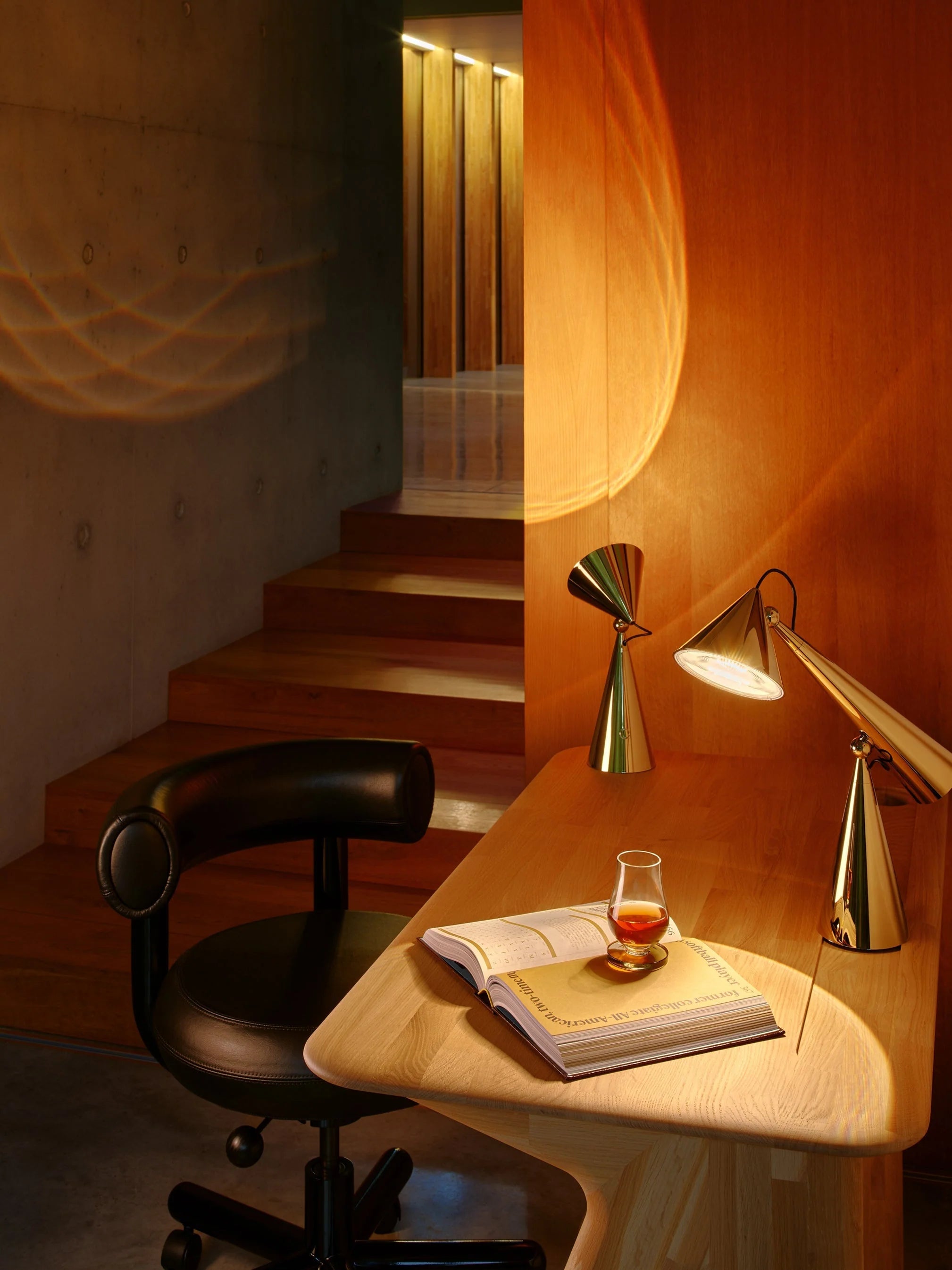 Lampa stołowa POSE złoty – Tom Dixon