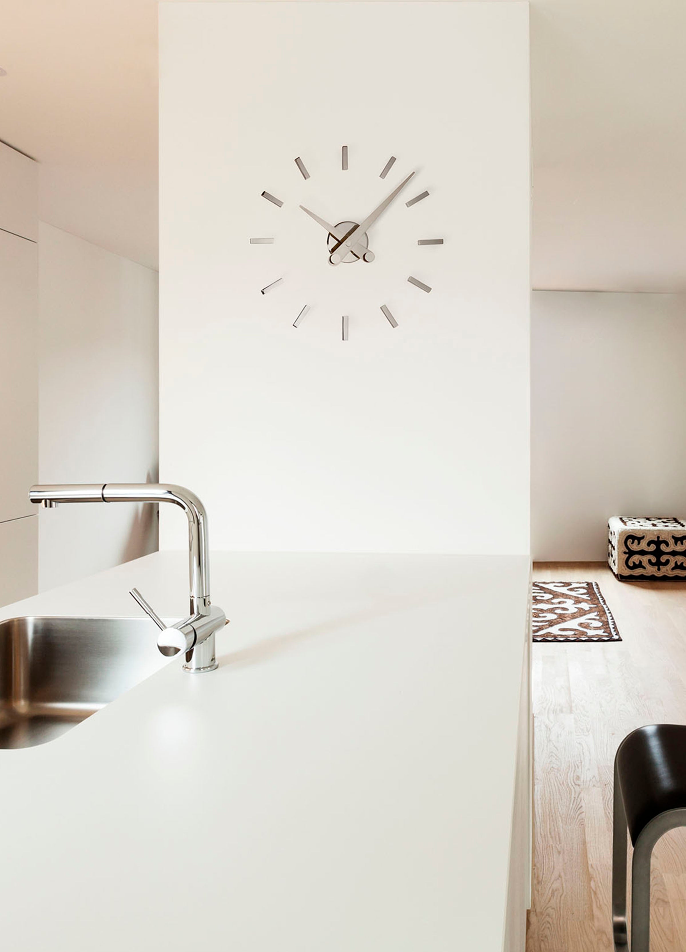 Wanduhr PUNTOS SUSPENSIVOS verchromt