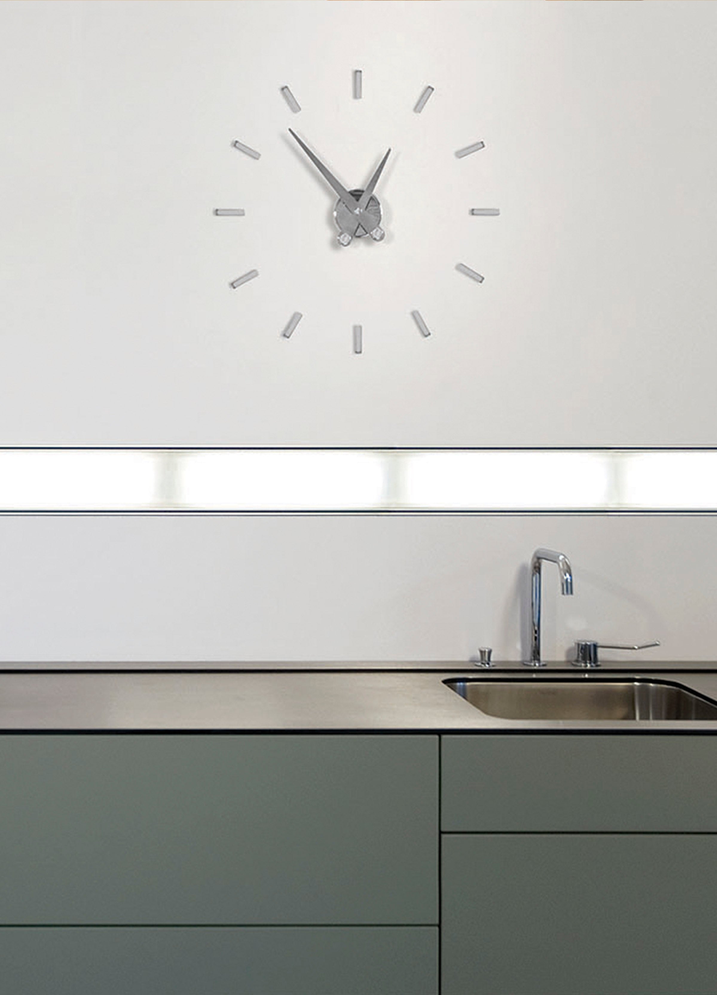 Wanduhr PUNTOS SUSPENSIVOS verchromt